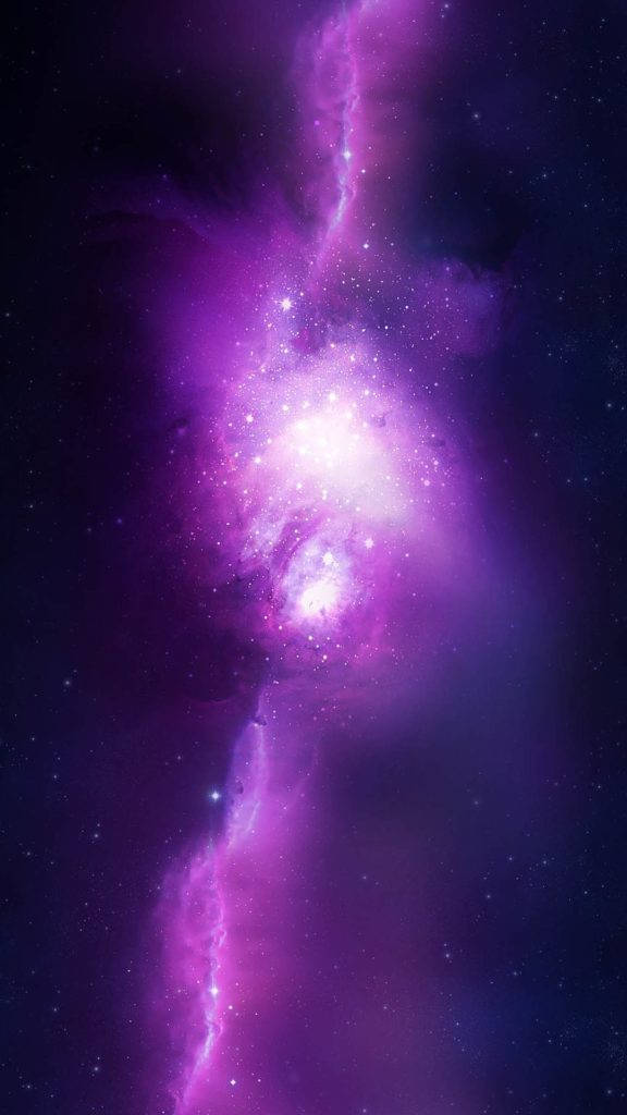iPhone 8 space 桌布 壁紙 — 一個充滿活力的紫色星雲，發光的宇宙塵埃和明亮的星星照亮了黑暗的太空。