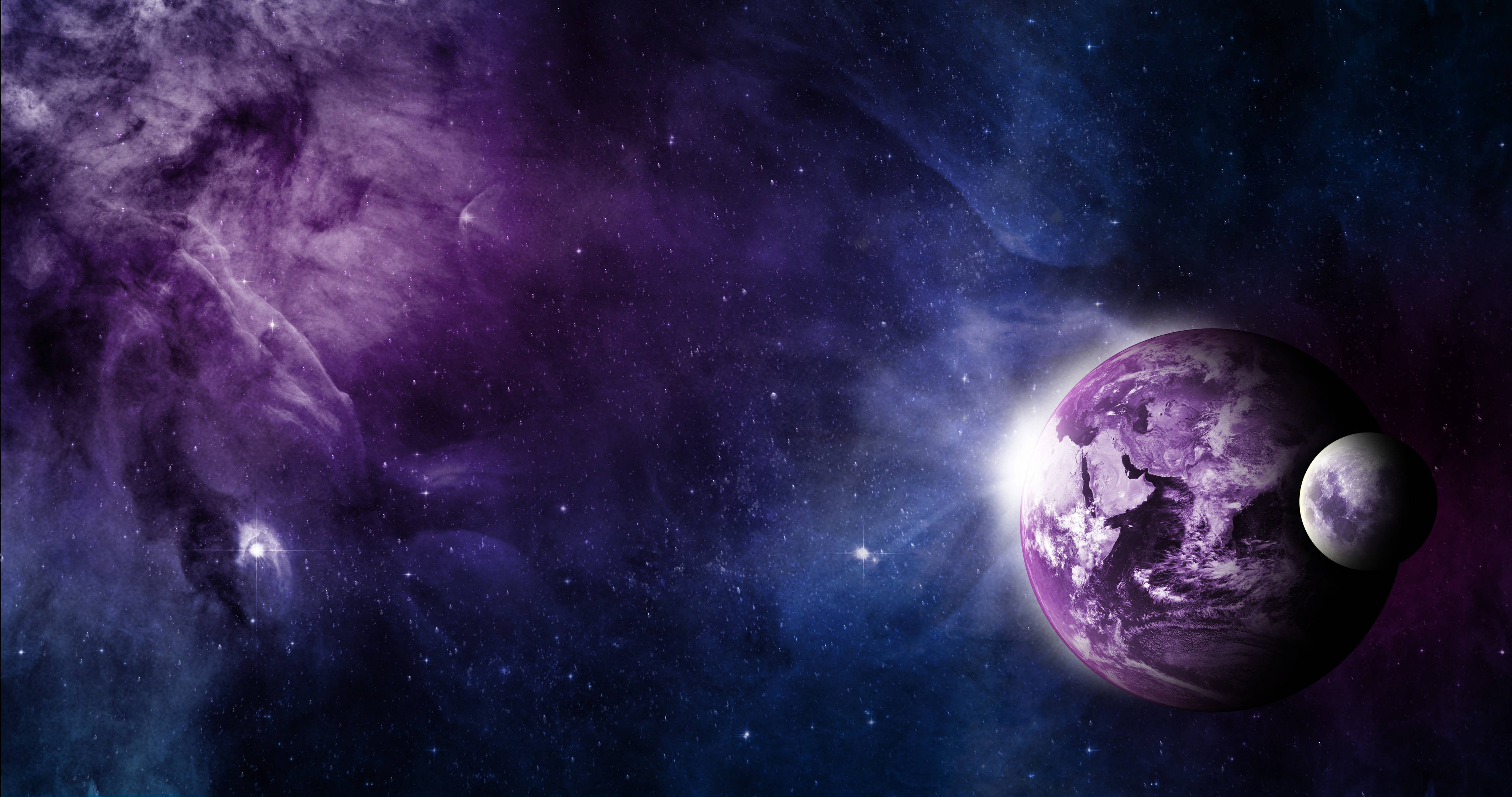 地球 桌布 壁紙 — 一個充滿活力的紫色星雲圍繞著一顆發光的行星旋轉，行星帶有衛星，背景是遙遠的恆星和深邃的太空。