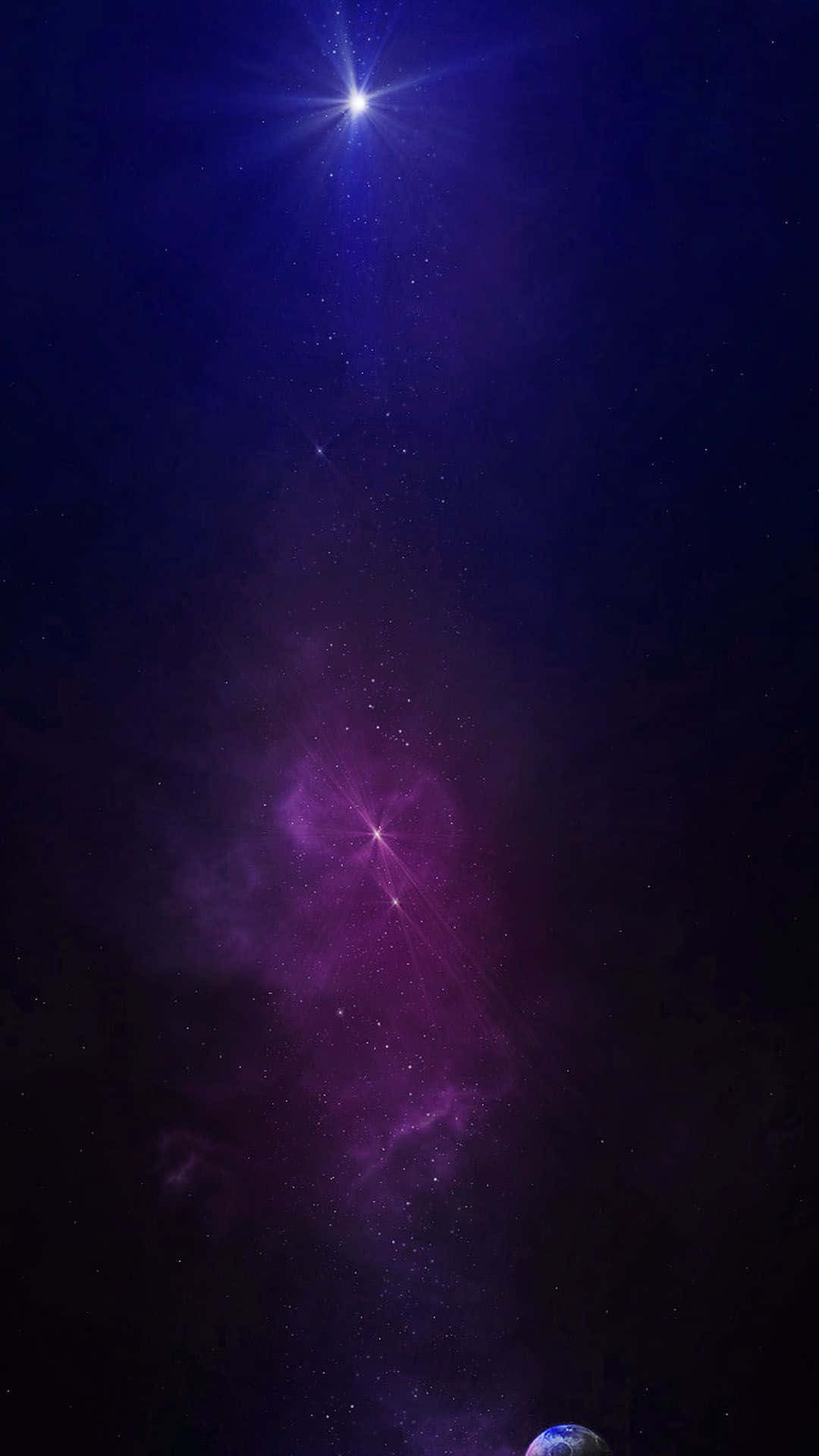 安卓 桌布 壁紙 — 一個充滿活力的紫色星雲在深空中燦爛的星爆下旋轉，底部可見一顆行星。