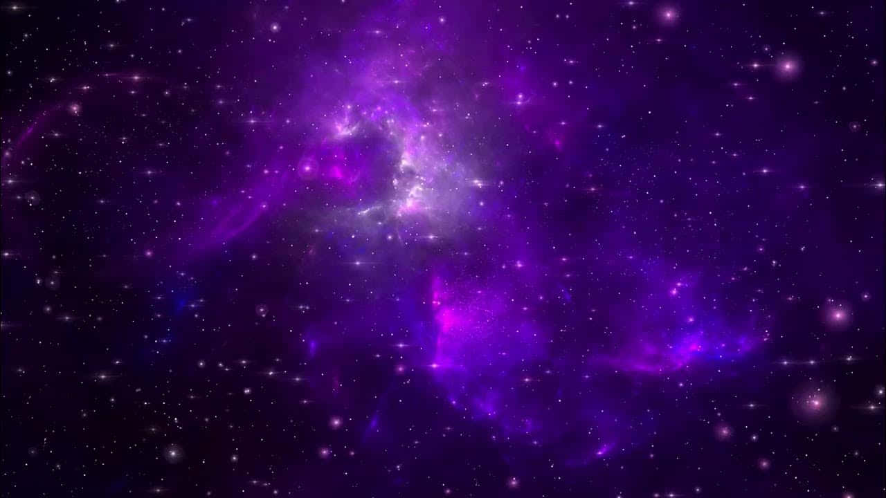 4K Anime Space 桌布 壁紙 — 一個充滿活力的紫色星雲在深邃的宇宙虛空中旋轉，伴隨著閃爍的星星。