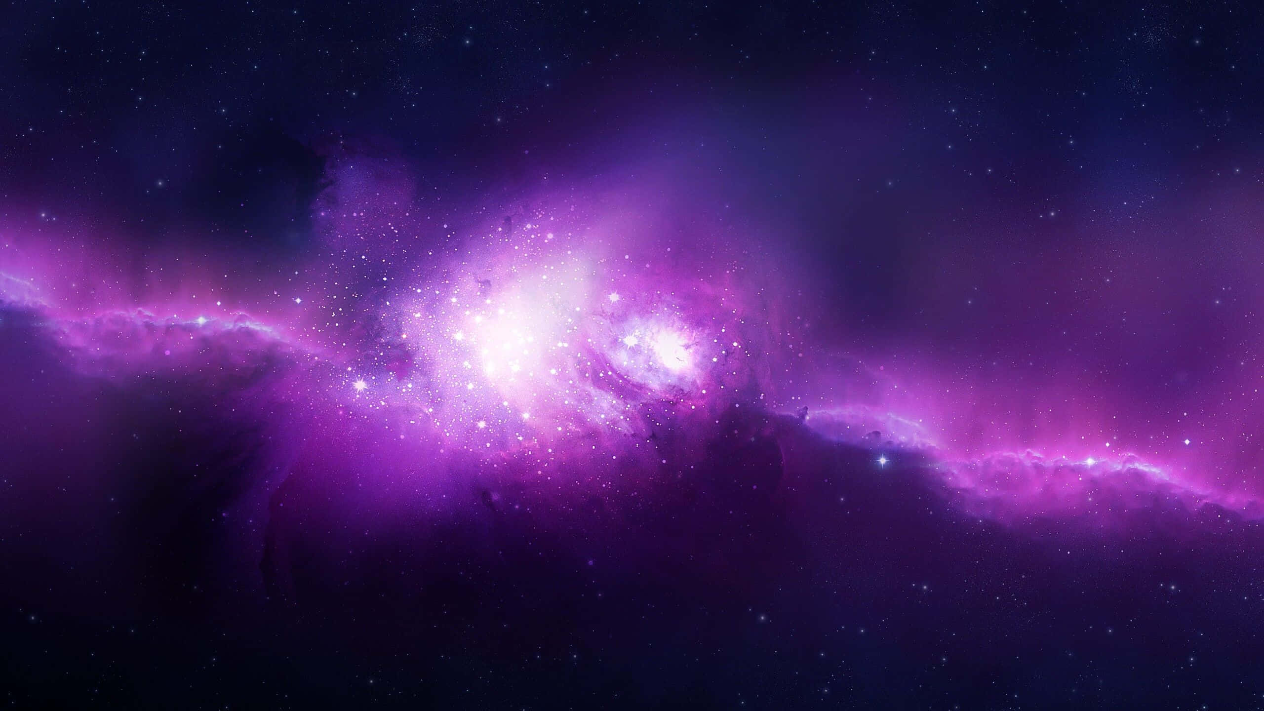 channel 桌布 壁紙 — 一個充滿活力的紫色星雲在深邃的宇宙虛空中旋轉，伴隨著閃爍的星星。