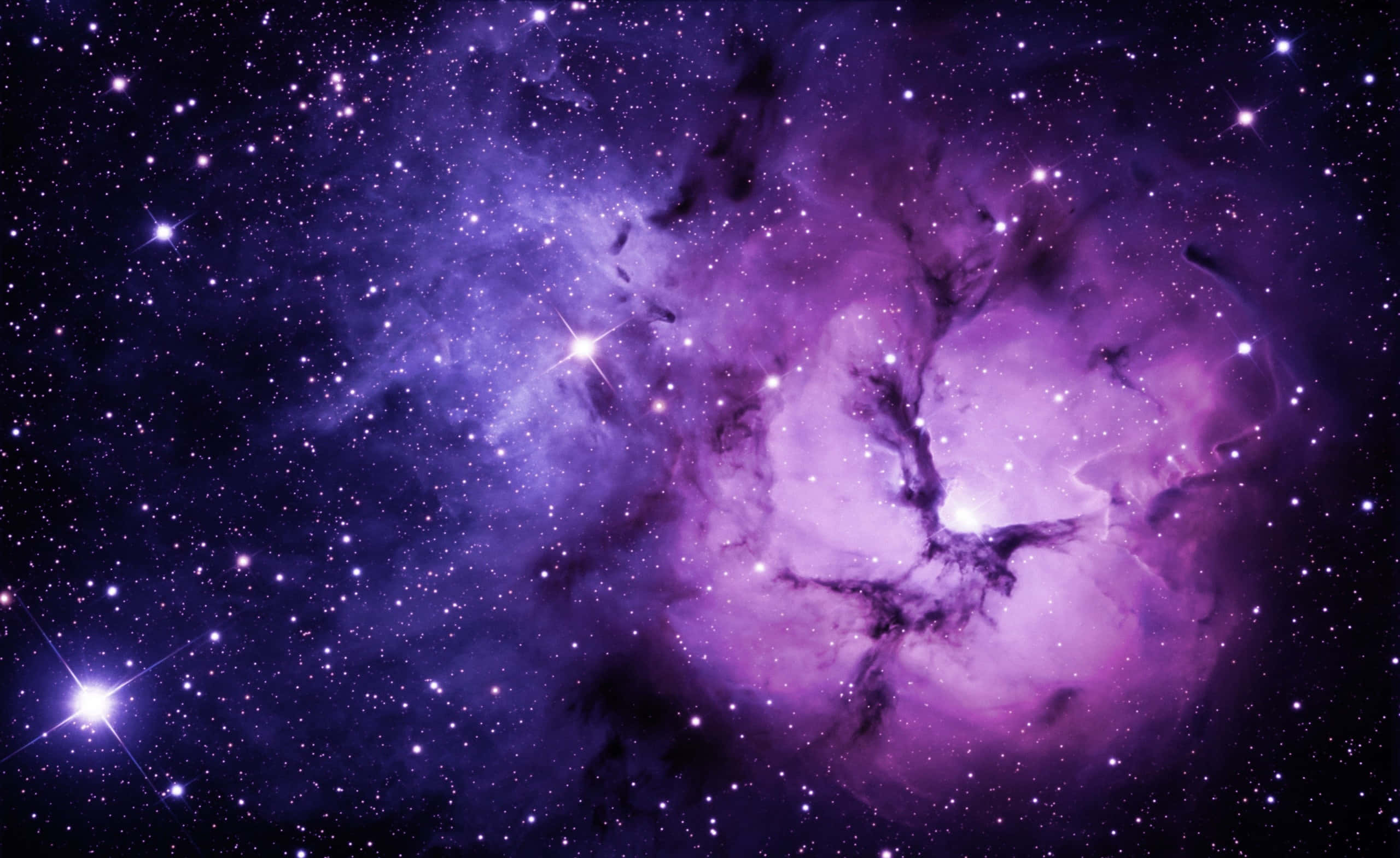 銀河 桌布 壁紙 — 一個充滿活力的紫色星雲在深邃的宇宙虛空中旋轉，伴隨著閃爍的星星。