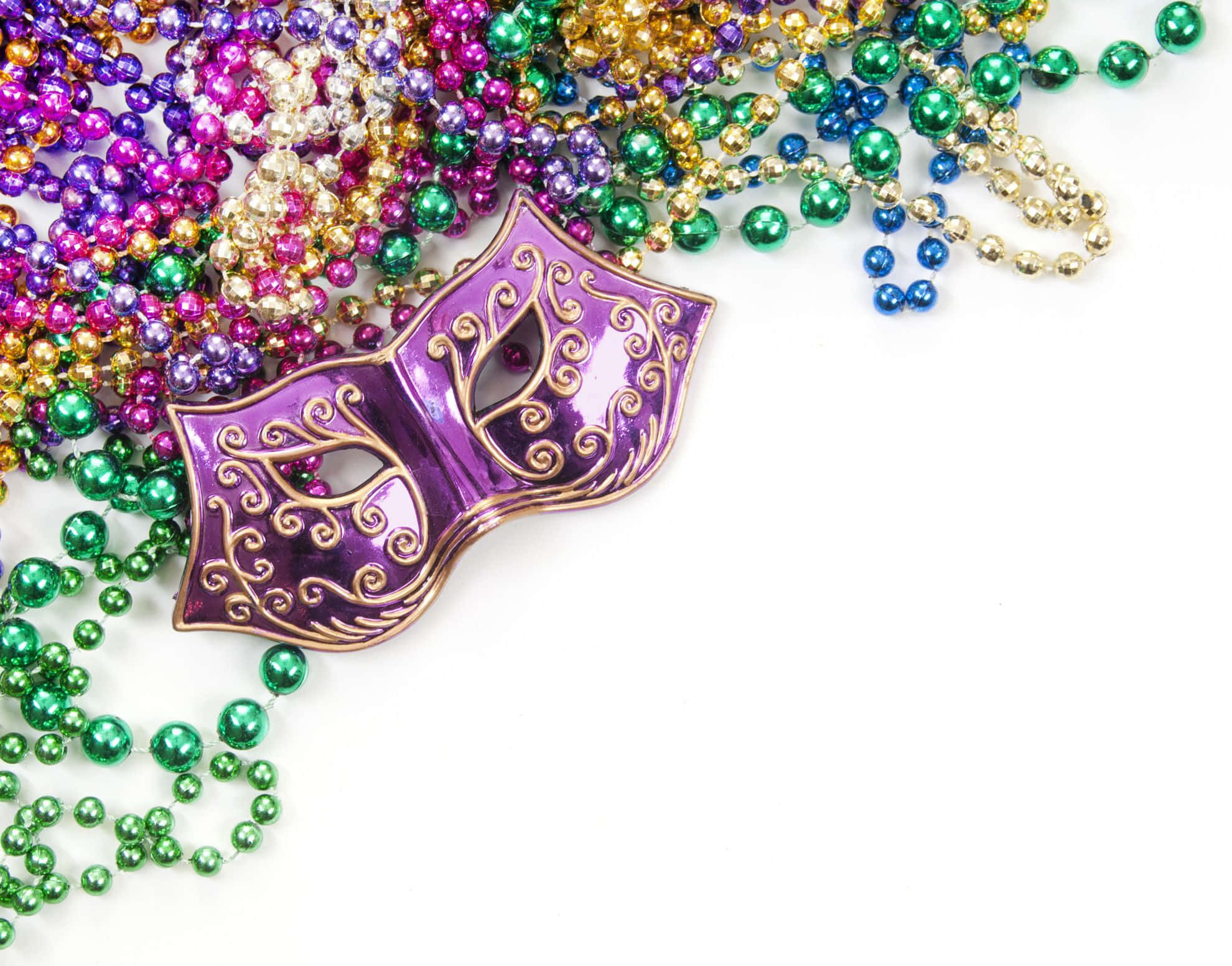 Mardi Gras 桌布 壁紙 — 一個充滿活力的紫色華麗化裝舞會面具，放在白色背景上色彩繽紛的狂歡節珠子瀑布之上。