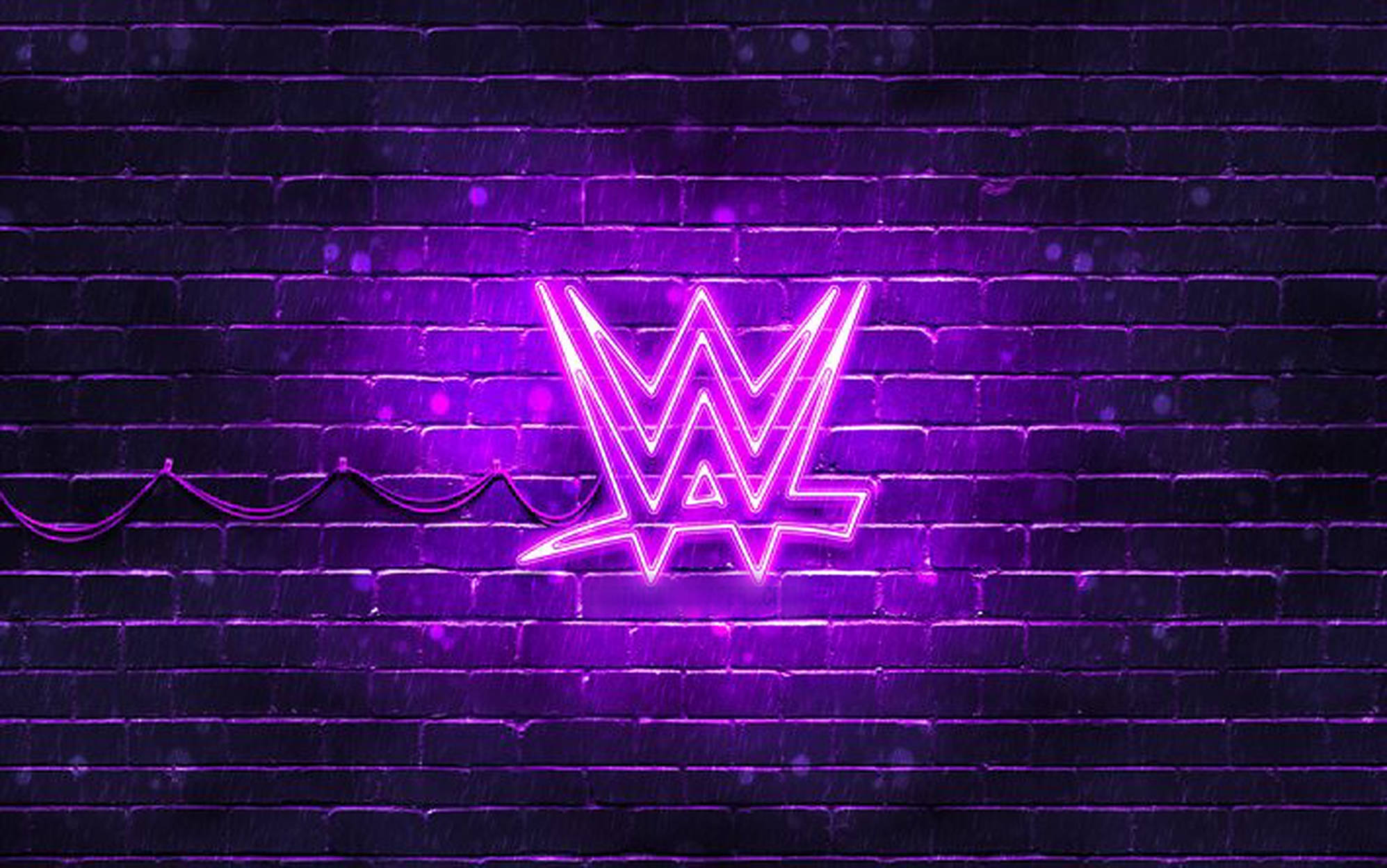 WWE 桌布 壁紙 — 一個充滿活力的紫色霓虹WWE標誌在暗磚牆上發光，帶有微妙的雨痕和散景燈光。