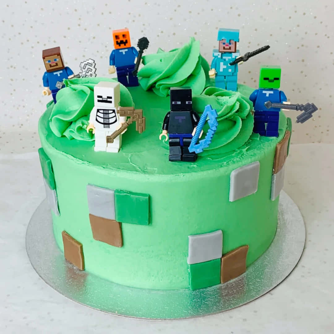 Minecraft Cakes 桌布 壁紙 — 一個充滿活力的綠色Minecraft主題蛋糕，上面有像素化角色裝飾和方塊圖案側面。