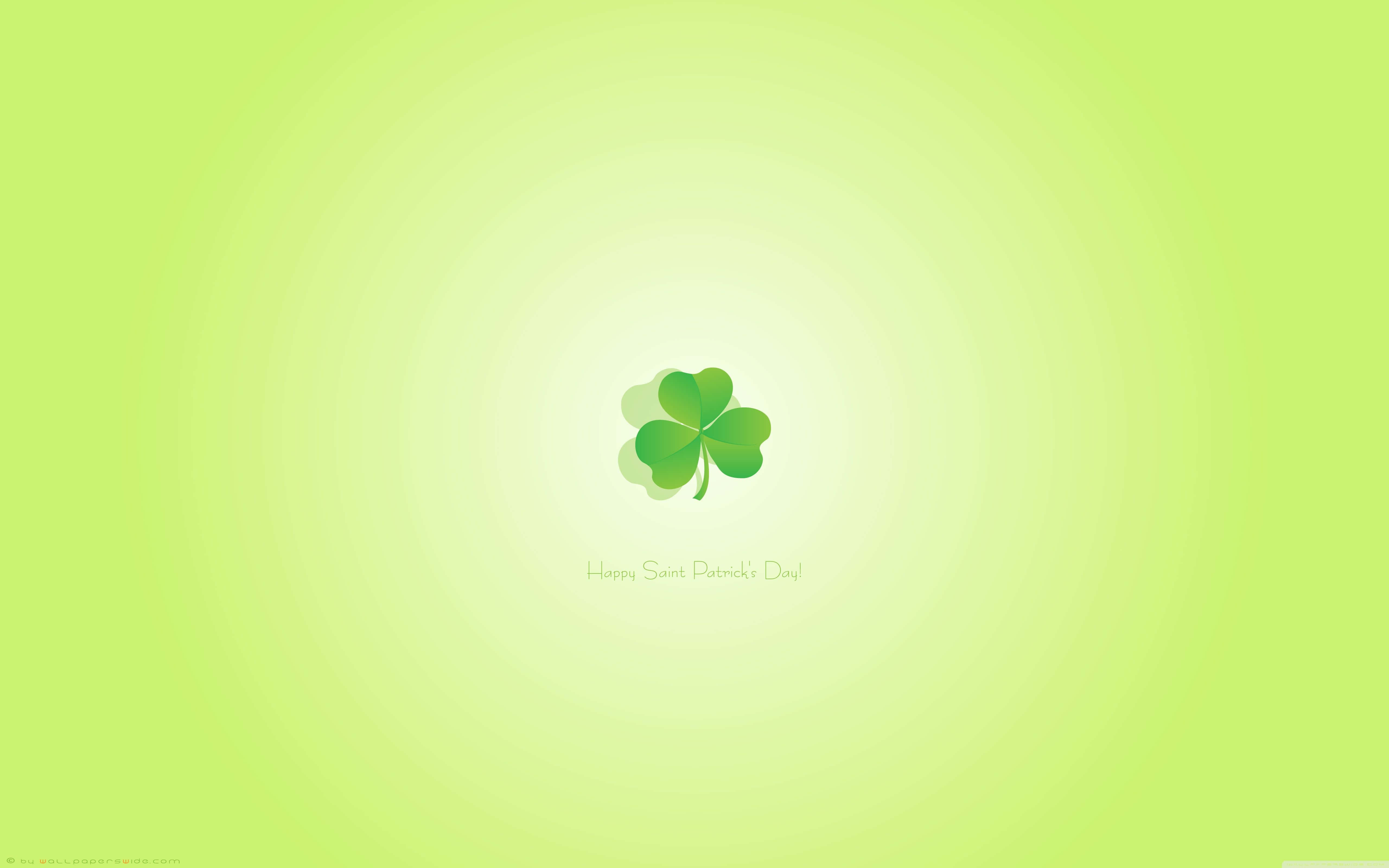 Shamrock 桌布 壁紙 — 一個充滿活力的綠色四葉草，居中在柔和的漸變背景上，帶有節日聖派翠克節訊息。