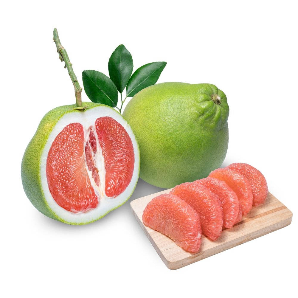 Fruits 桌布 壁紙 — 一個充滿活力的綠色柚子切半，露出多汁的粉紅色果肉，連同完整水果和分瓣切片放在木板上。