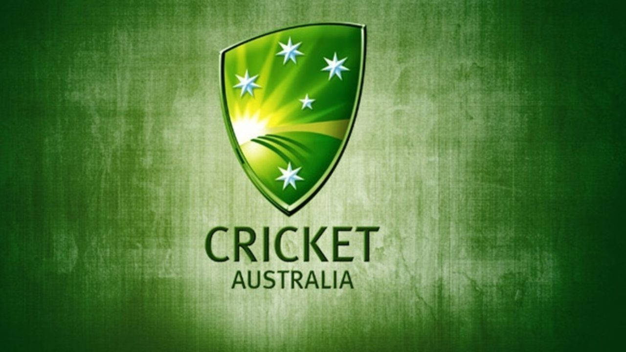 australia cricket 桌布 壁紙 — 一個充滿活力的綠色盾牌標誌，帶有白色星星和草地設計，在帶有紋理的綠色背景上發光，下方有「CRICKET AUSTRALIA」文字。