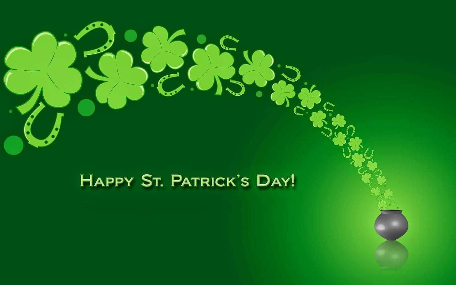Shamrock 桌布 壁紙 — 一個充滿活力的綠色花盆，裝滿三葉草和馬蹄鐵，在漸變綠色背景上拱起，帶有節日問候。