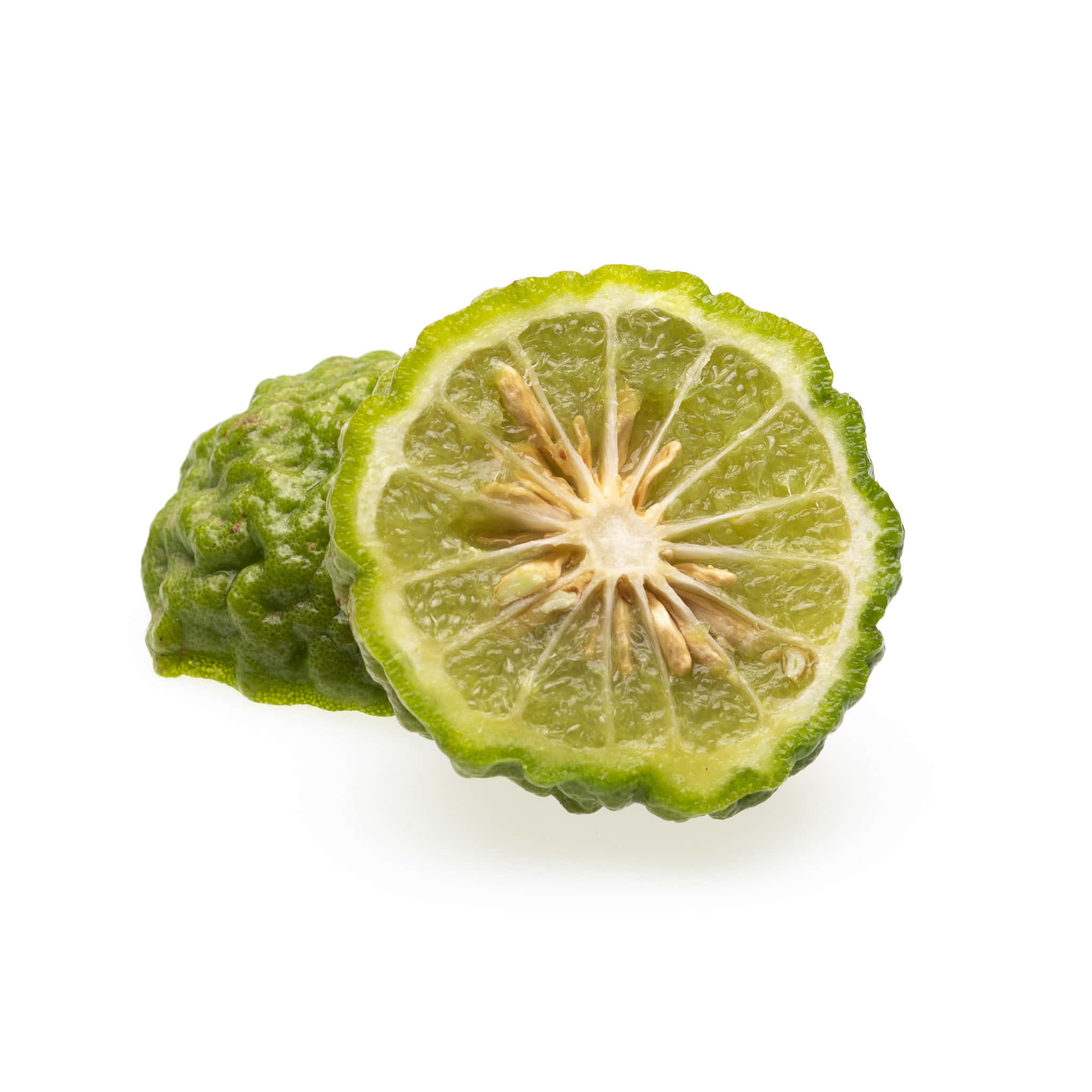 Fruit 桌布 壁紙 — 一個充滿活力的綠色萊姆切半，在純白背景上展現多汁的果肉和紋理豐富的果皮。