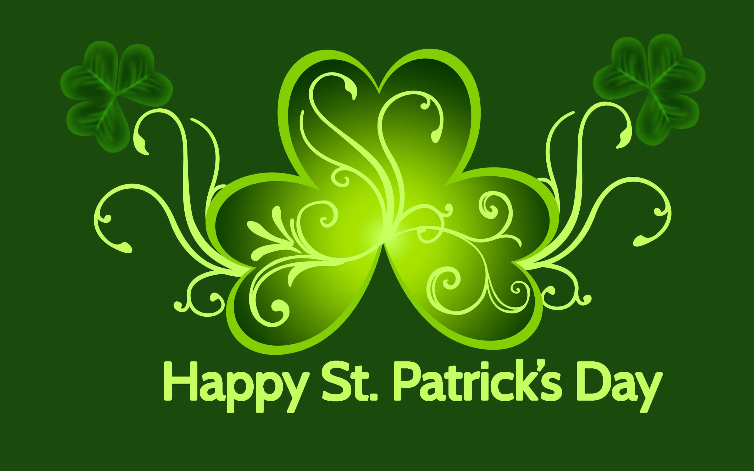 Saint Patricks Day 桌布 壁紙 — 一個充滿活力的綠色裝飾性三葉草，帶有旋轉的藤蔓和發光的中心，置於深綠色背景上，下方有文字。