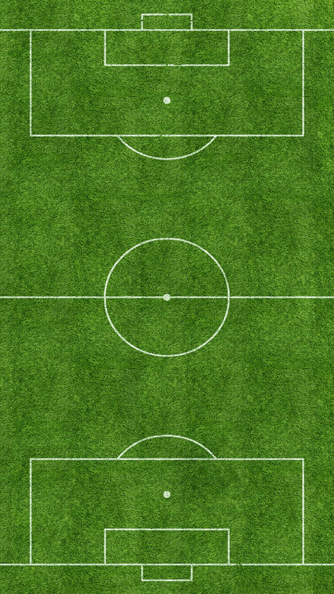 Soccer iPhone 桌布 壁紙 — 一個充滿活力的綠色足球場的鳥瞰圖，帶有清晰的白色邊界線和中心圓圈。