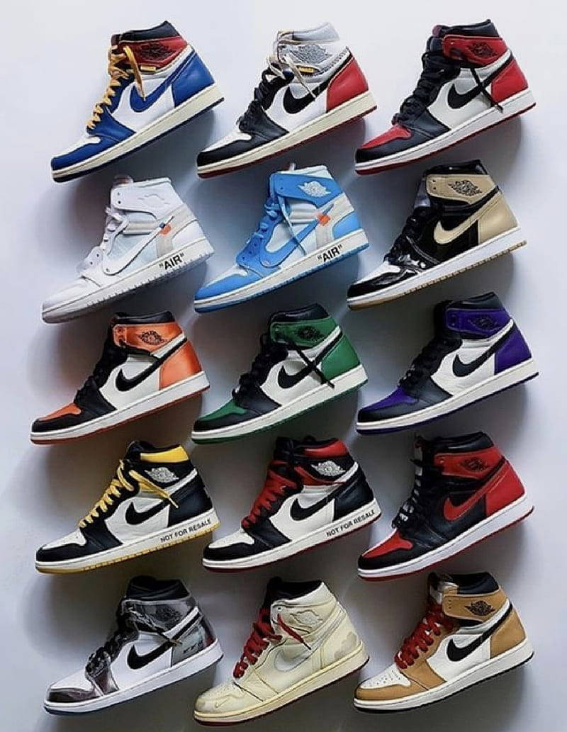 Nike Air Jordan 1 桌布 壁紙 — 一個充滿活力的網格，展示了各種大膽配色的彩色Air Jordan 1運動鞋，背景為乾淨的白色。