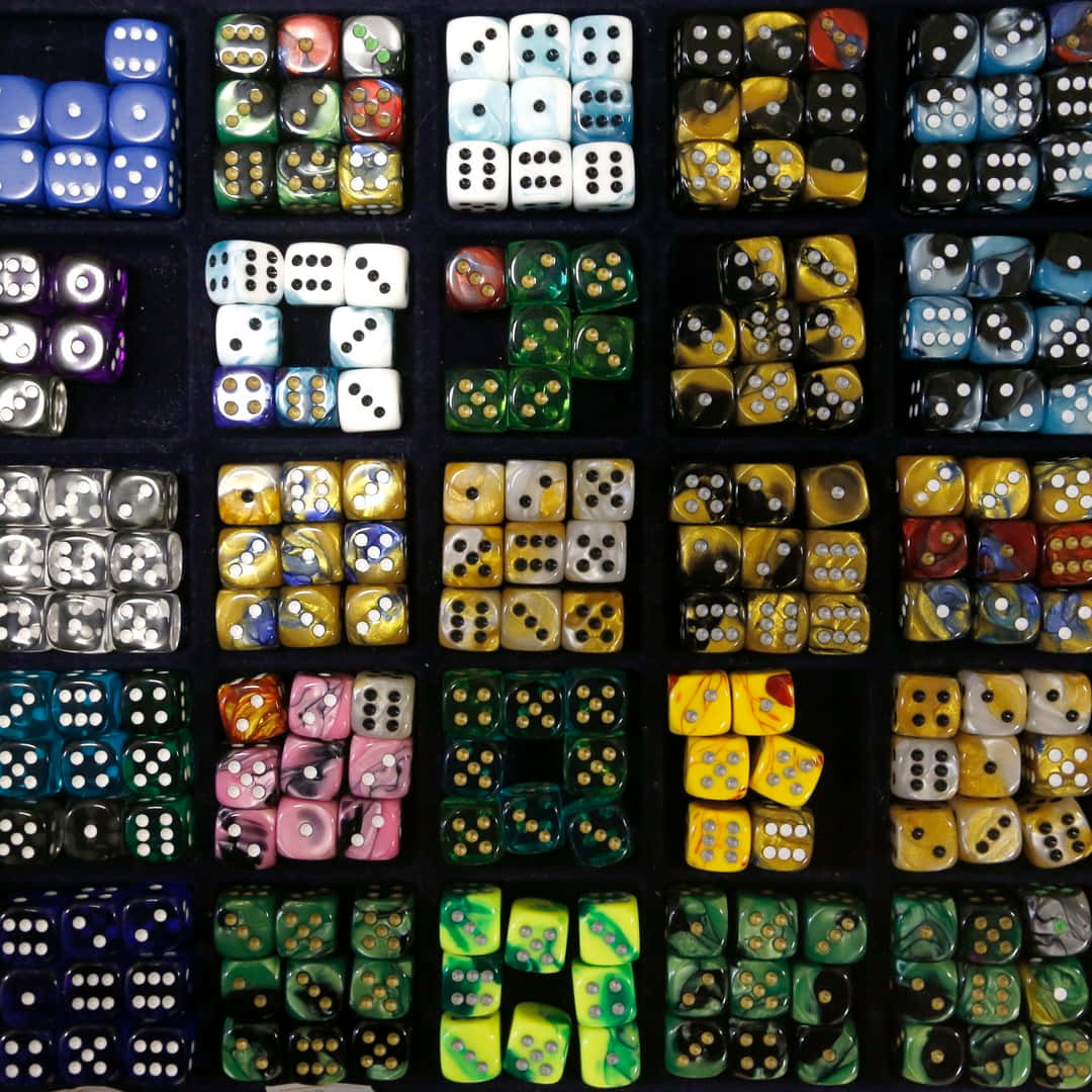 Dice 桌布 壁紙 — 一個充滿活力的網格，裡面整齊排列著各種半透明和不透明飾面的彩色骰子。
