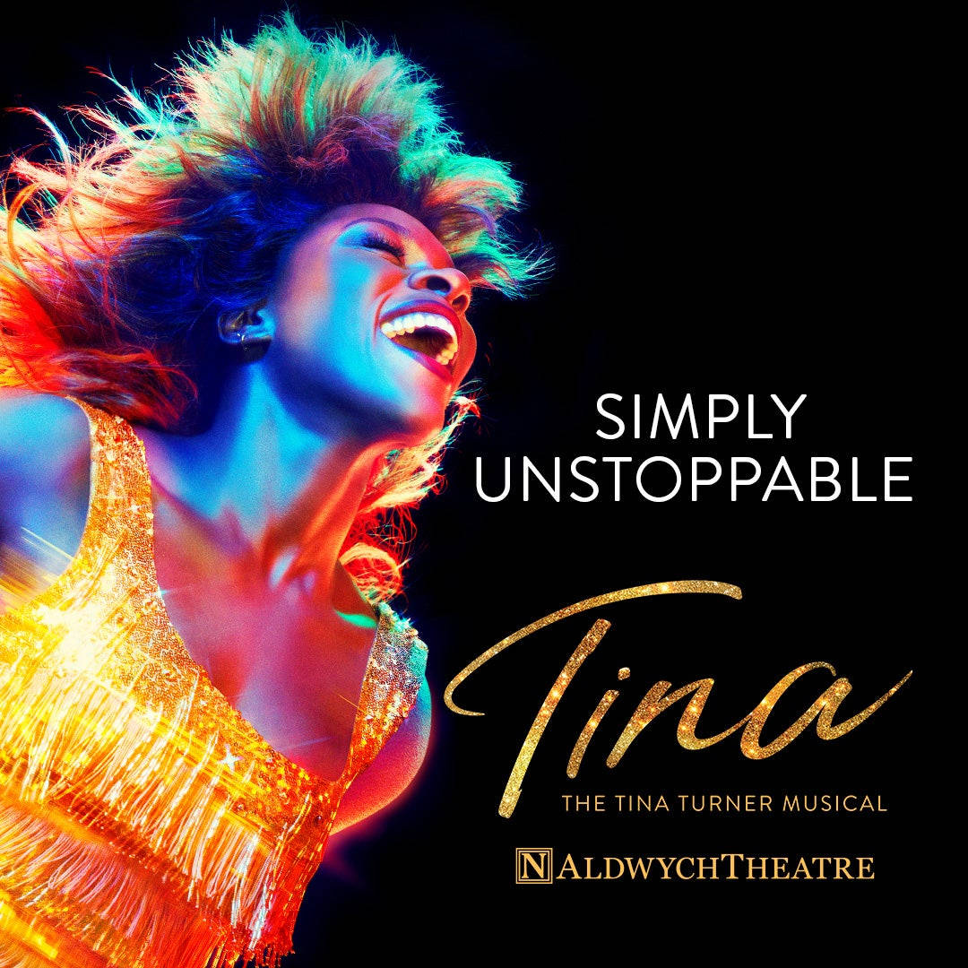 Broadway 桌布 壁紙 — 一個充滿活力的肖像，一位快樂的表演者，擁有色彩繽紛的頭髮和閃閃發光的金色服裝，背景為黑色。
