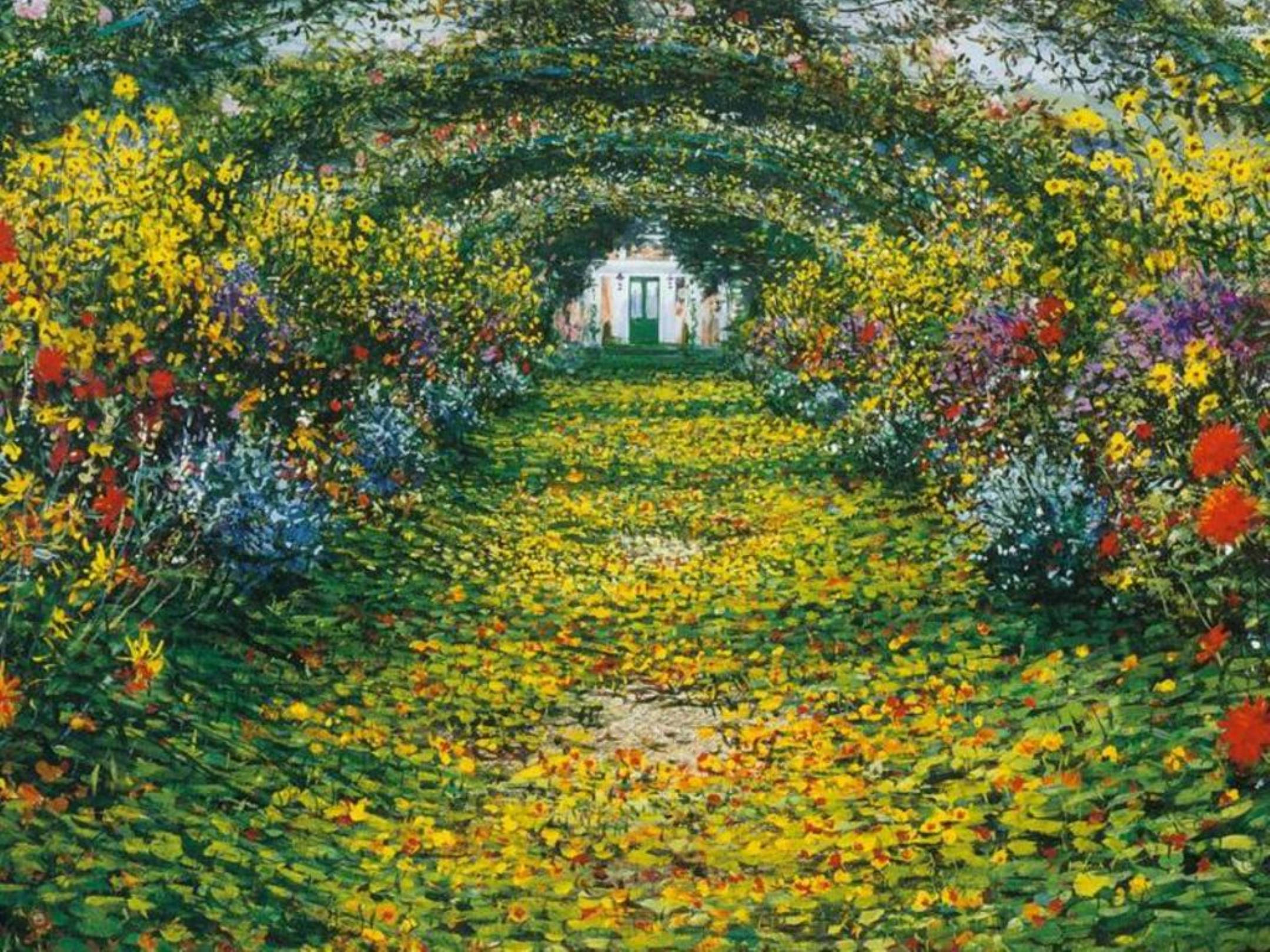 Monet 桌布 壁紙 — 一個充滿活力的花拱門通向一間有綠色門的白房子，周圍環繞著色彩繽紛的花朵和斑駁的陽光。