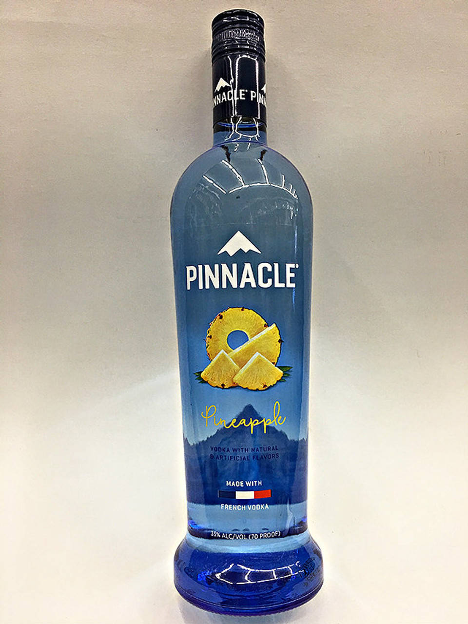 藍色 Pinnacle Pineapple 伏特加酒瓶，帶有鳳梨圖案和法國國旗標籤。 — Juice Wrld 壁紙