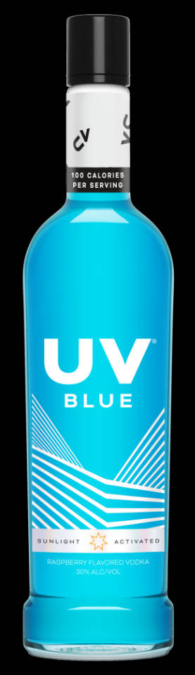 Drink 桌布 壁紙 — 一個充滿活力的藍色UV Blue覆盆子味伏特加酒瓶，帶有白色幾何圖案和黑色瓶蓋，置於純黑色背景上。