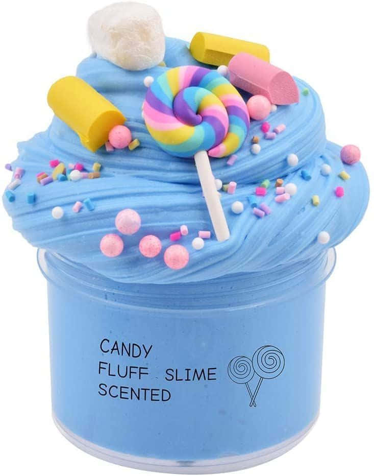 slime 桌布 壁紙 — 一個充滿活力的藍色史萊姆杯子蛋糕，上面裝飾著彩色糖果粒、棒棒糖和棉花糖，呈現出俏皮甜美的展示。