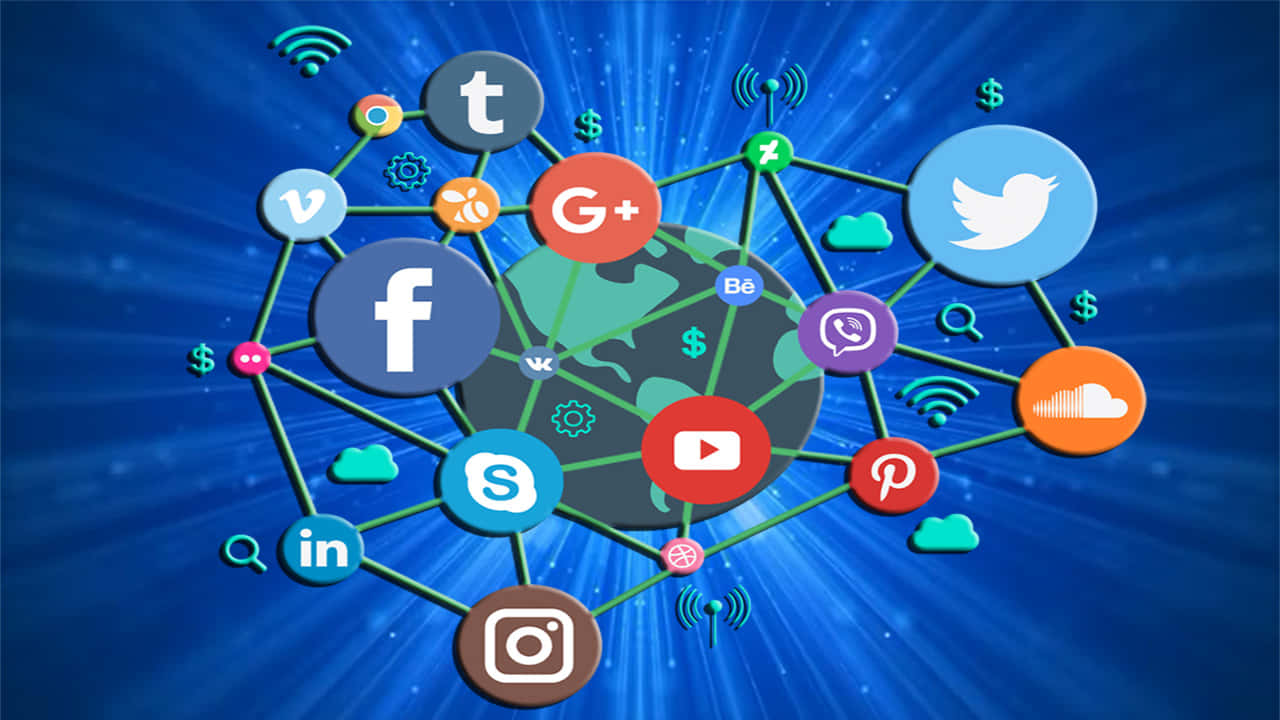 Social Media Logos 桌布 壁紙 — 一個充滿活力的藍色數位地球儀，周圍環繞著相互連接的社交媒體圖標，以發光的線條向外輻射。