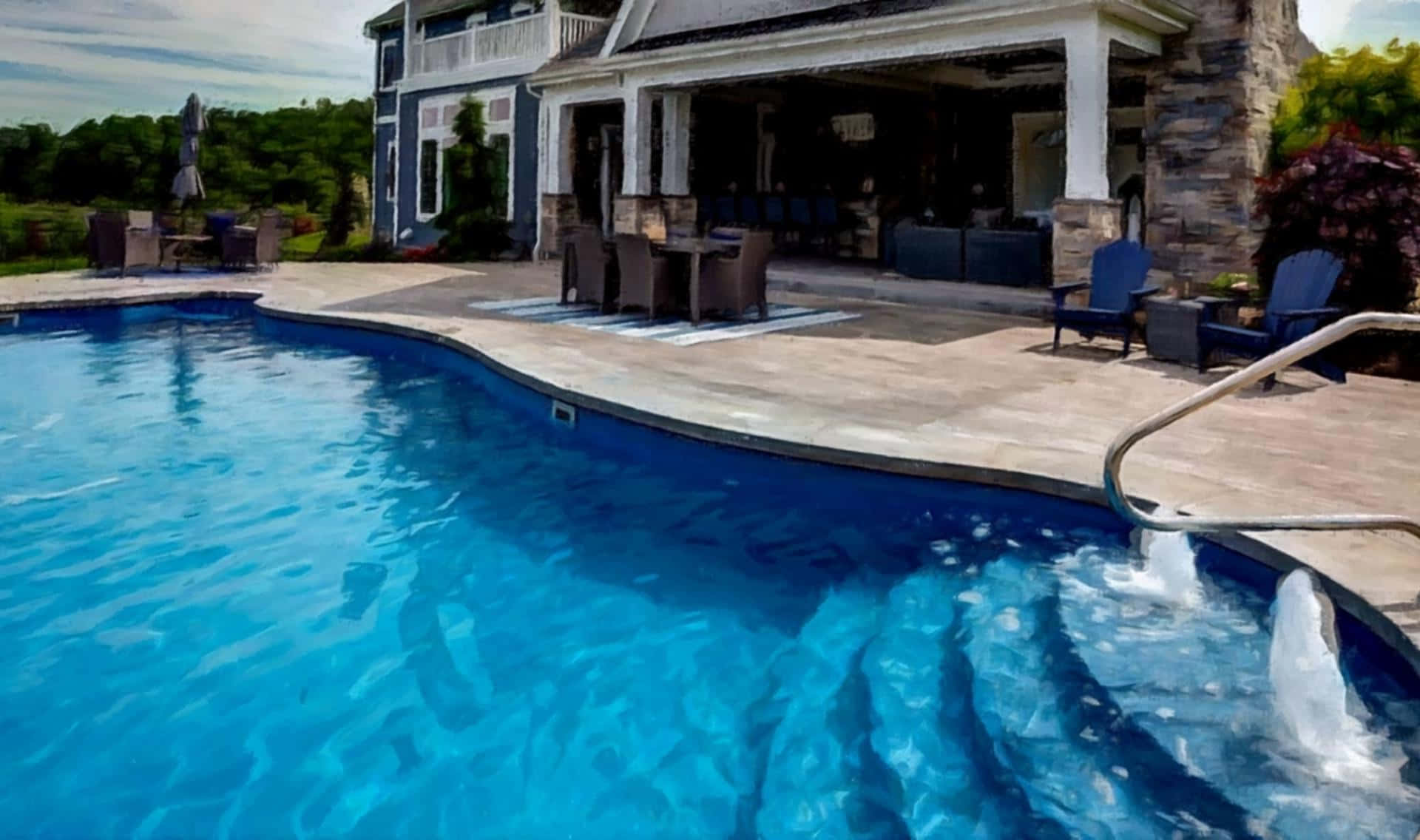 Swimming Pool 桌布 壁紙 — 一個充滿活力的藍色游泳池，帶有噴水口，在明亮的天空下流經石頭和木頭庭院旁邊。