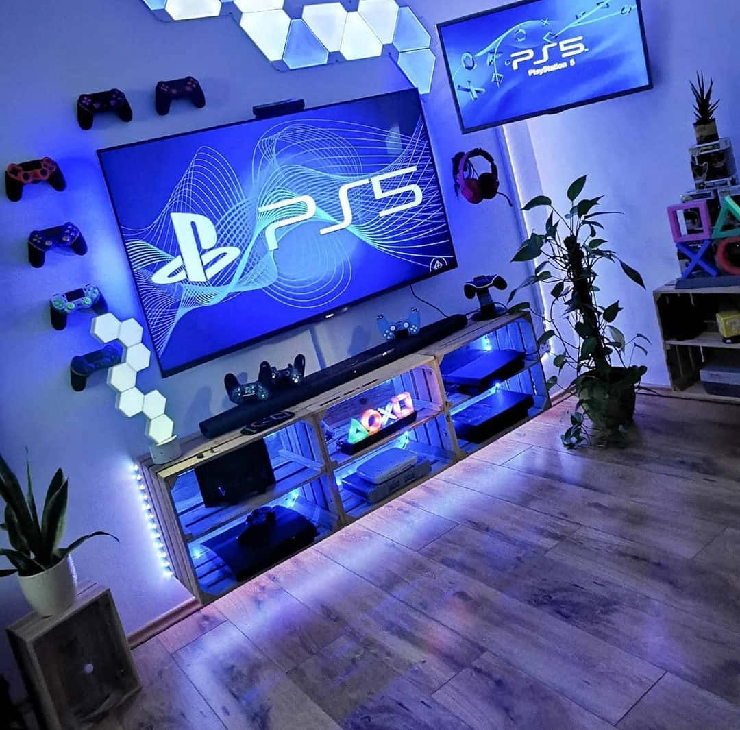 Game Console Emulators 桌布 壁紙 — 一個充滿活力的藍色照明遊戲室，設有大電視顯示PS5品牌，周圍環繞著安裝的控制器和發光的六角形燈光。