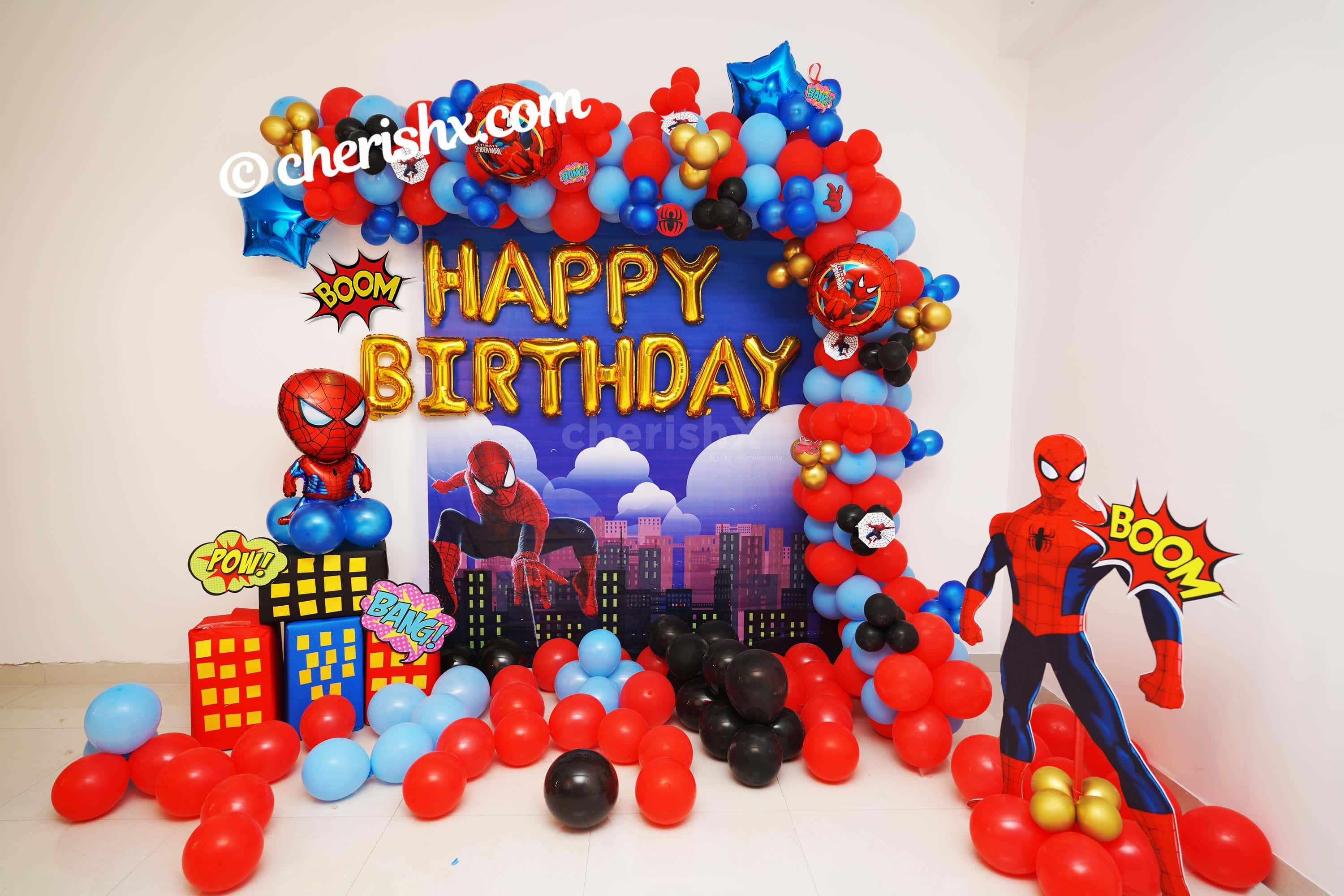 Birthday Party 桌布 壁紙 — 一個充滿活力的蜘蛛人生日派對背景，配有紅色、藍色和黑色氣球、漫畫書道具和一個大型生日快樂標誌。
