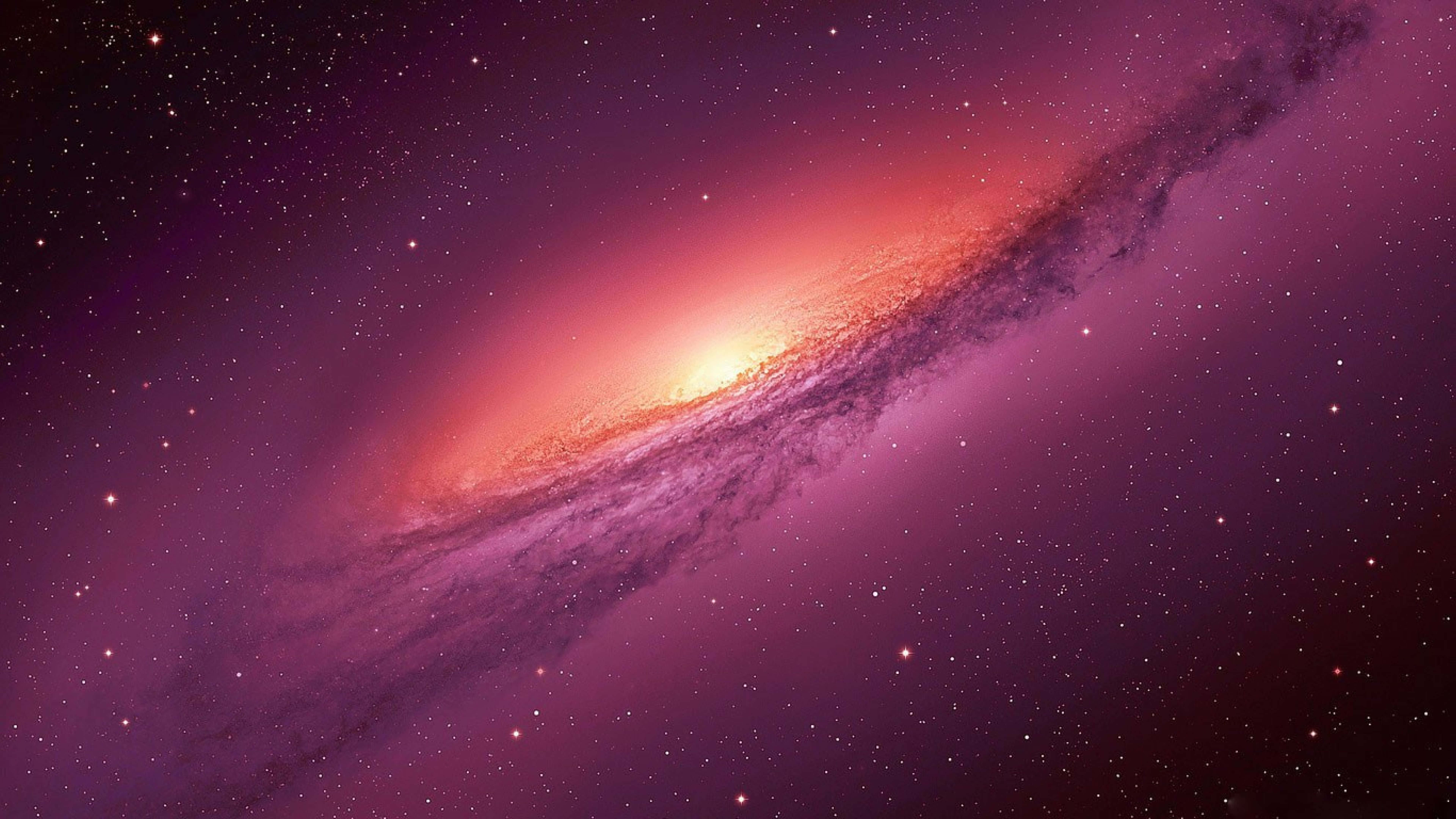 桌布 壁紙 — 一個充滿活力的螺旋星系，在星空中散發出火熱的橙色和深紫色色調。