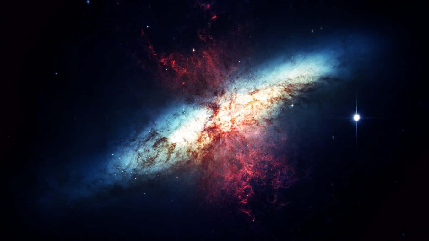 1366x768 桌布 壁紙 — 一個充滿活力的螺旋星系，在繁星點點的宇宙虛空中旋轉著藍色和紅色的星雲。