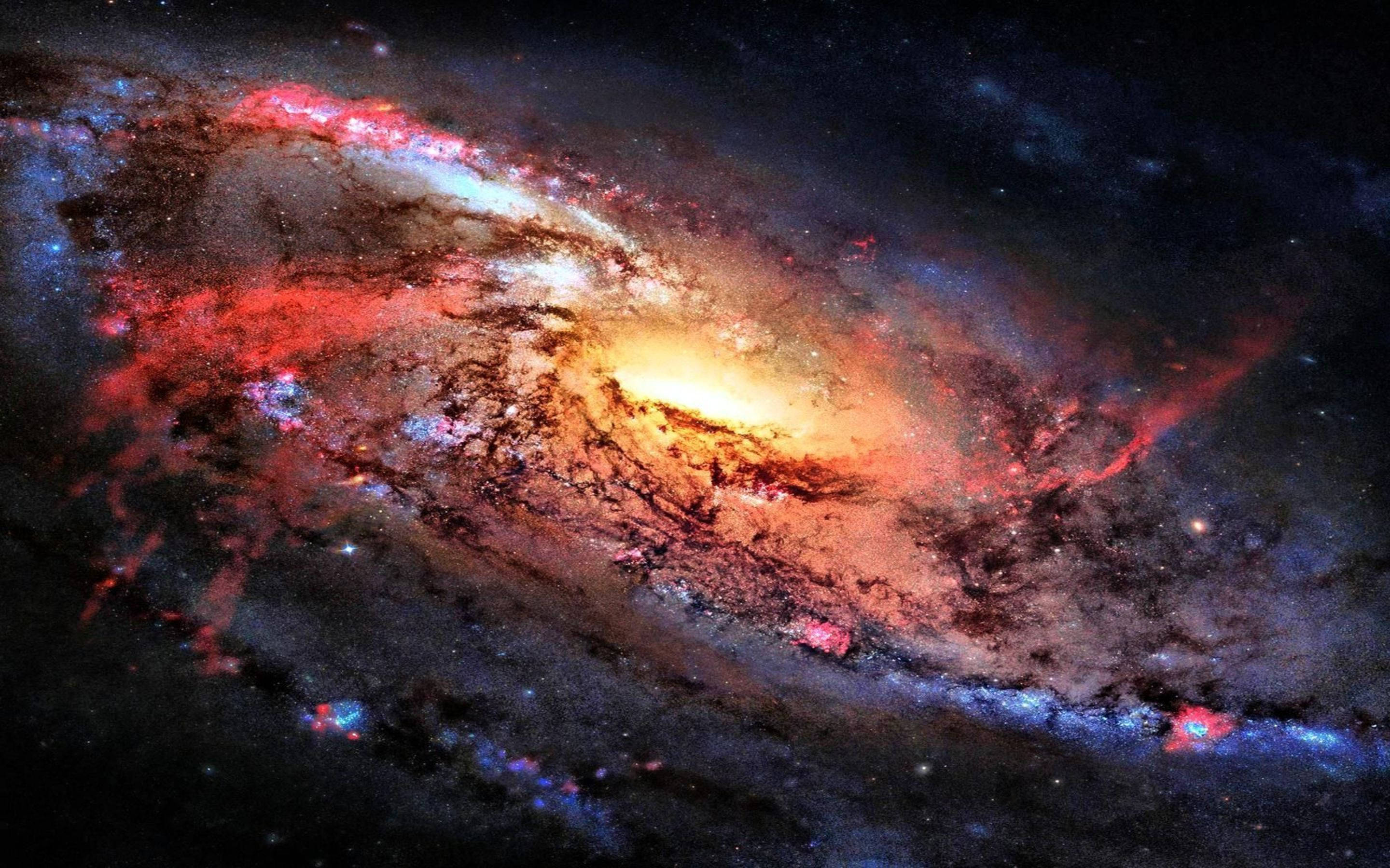 Beautiful Cool 桌布 壁紙 — 一個充滿活力的螺旋星系，在繁星點點的宇宙背景下，旋轉著火紅、金色和冷藍色調。