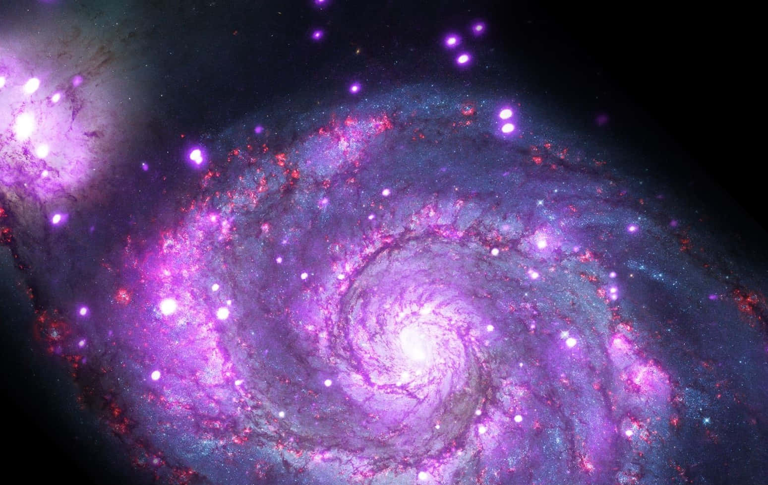 Whirlpool Galaxy 桌布 壁紙 — 一個充滿活力的螺旋星系，在點綴著明亮星星的黑暗宇宙背景下，旋轉著紫色和粉紅色的星雲。