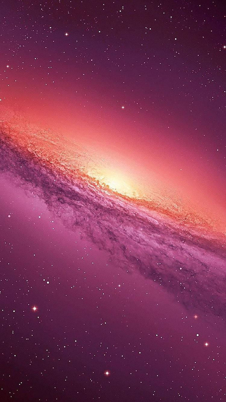 iPhone 桌布 壁紙 — 一個充滿活力的螺旋星系在深空星場中散發出粉紅色和紫色的光芒。