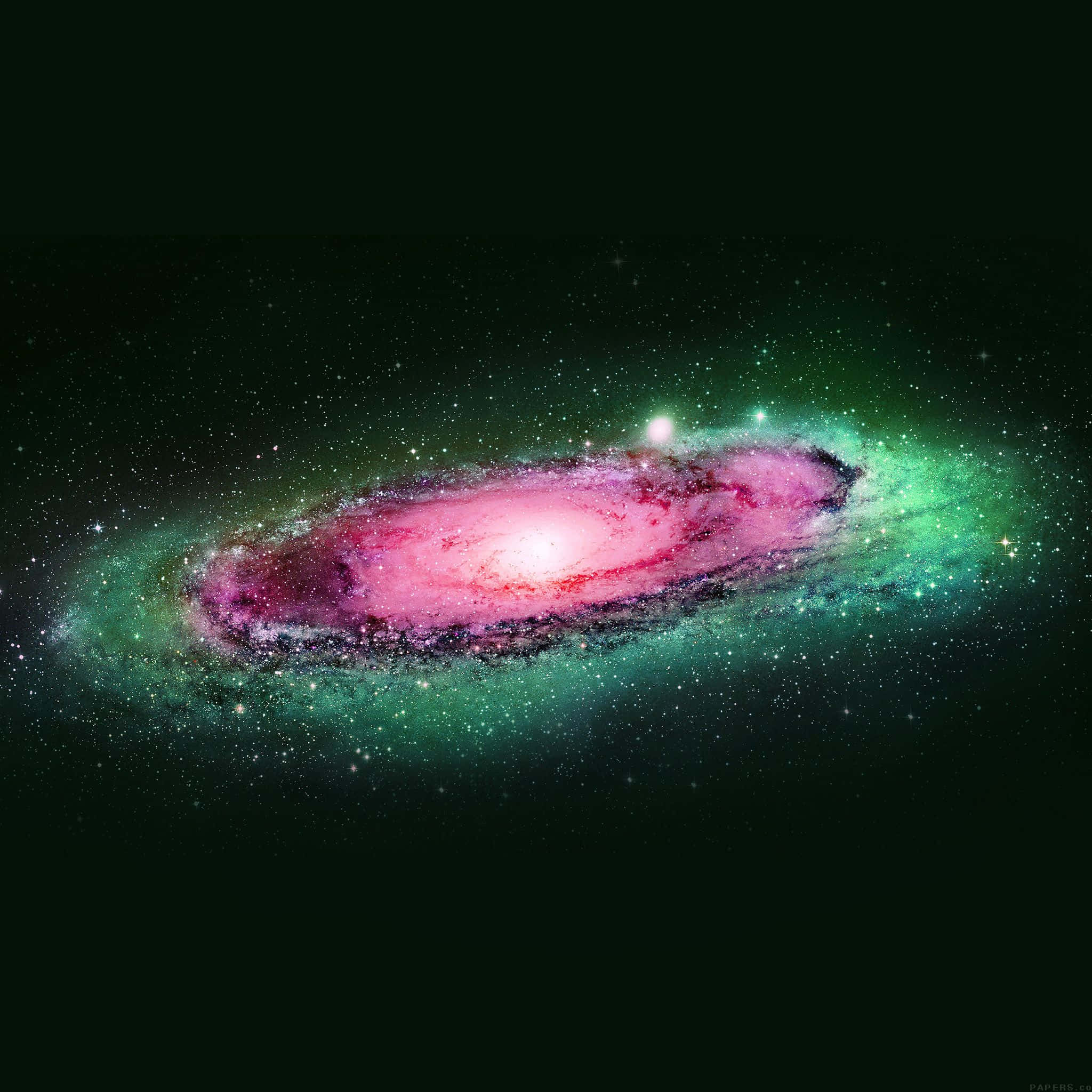 Green Galaxy 桌布 壁紙 — 一個充滿活力的螺旋星系在繁星點點的宇宙背景下散發出粉紅色和綠色的光芒。