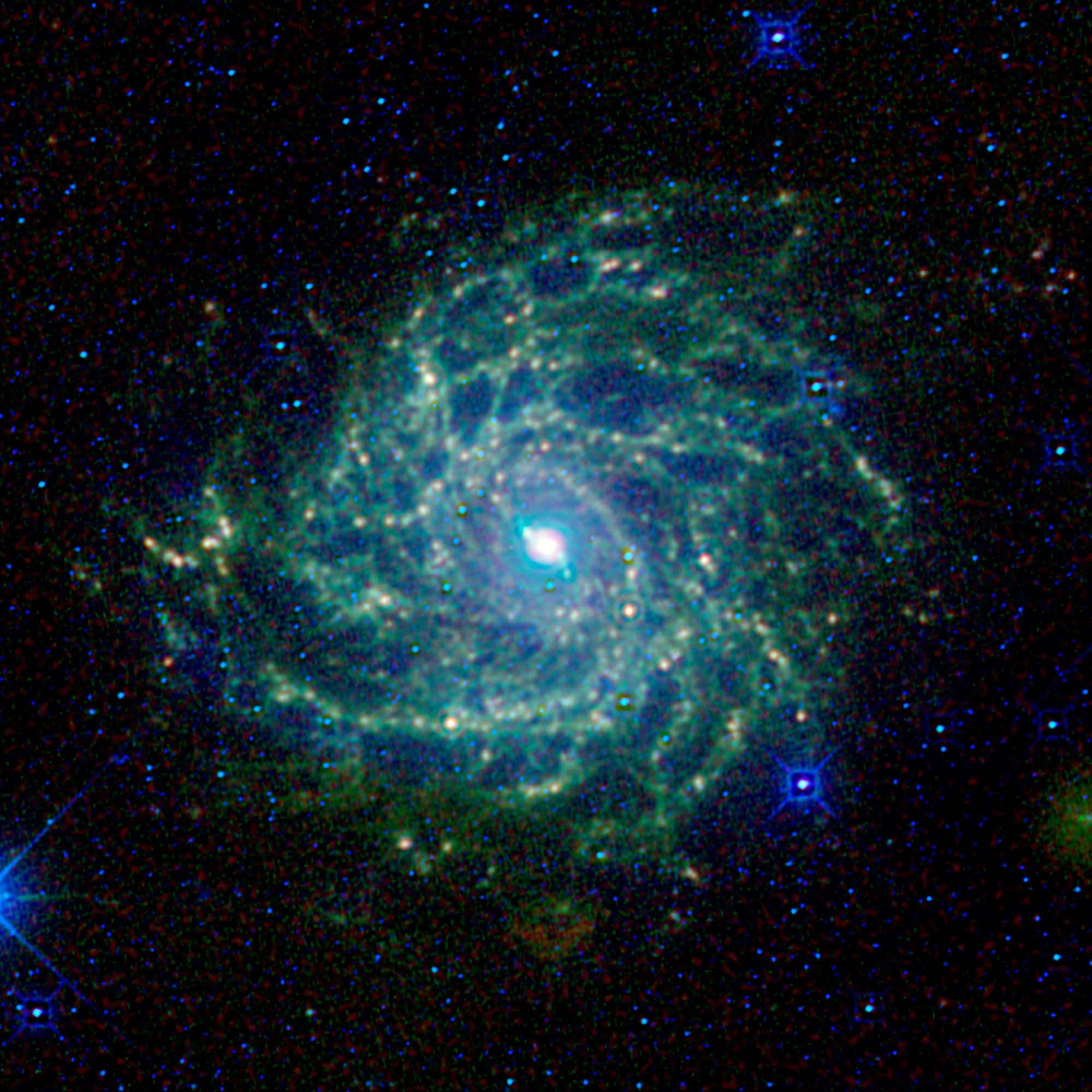 Nasa Galaxy 桌布 壁紙 — 一個充滿活力的螺旋星系旋轉著發光的藍色和綠色旋臂，背景是點綴著明亮藍色星星的星場。