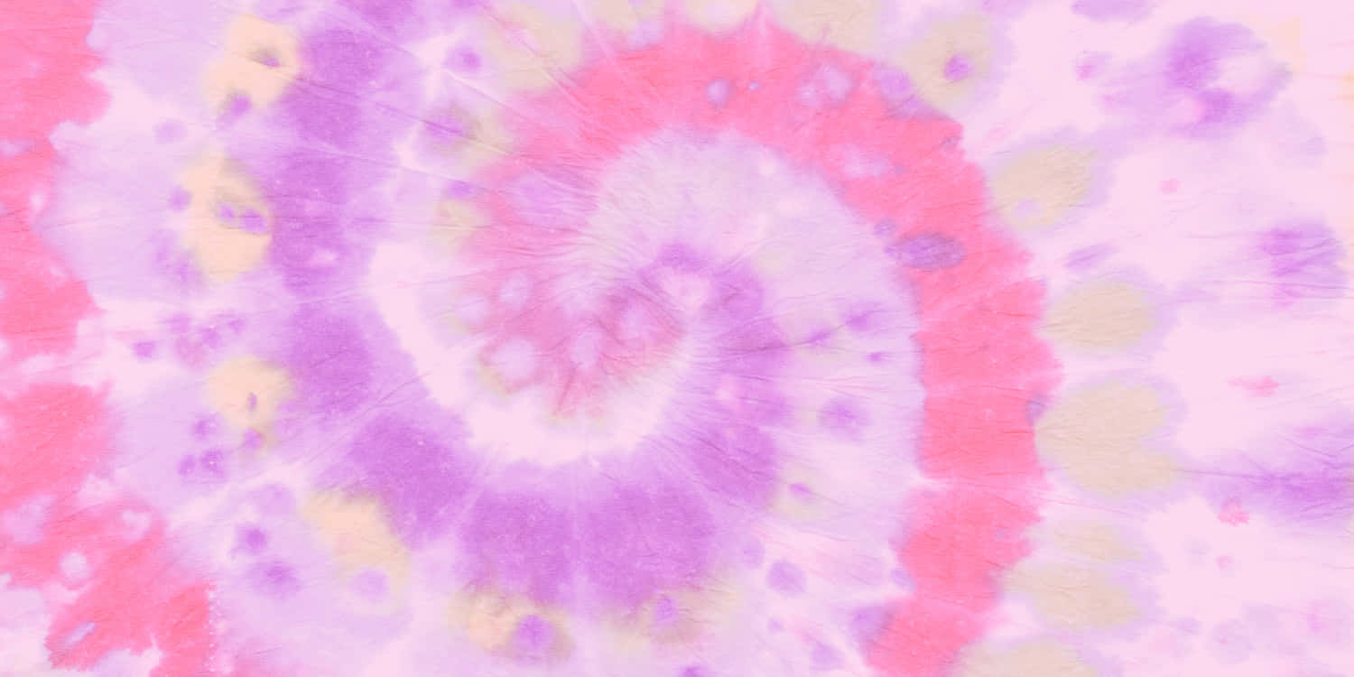 Pink Tie Dye 桌布 壁紙 — 一個充滿活力的螺旋紮染圖案，在柔和的白色背景上以粉紅、紫色和黃色旋轉。