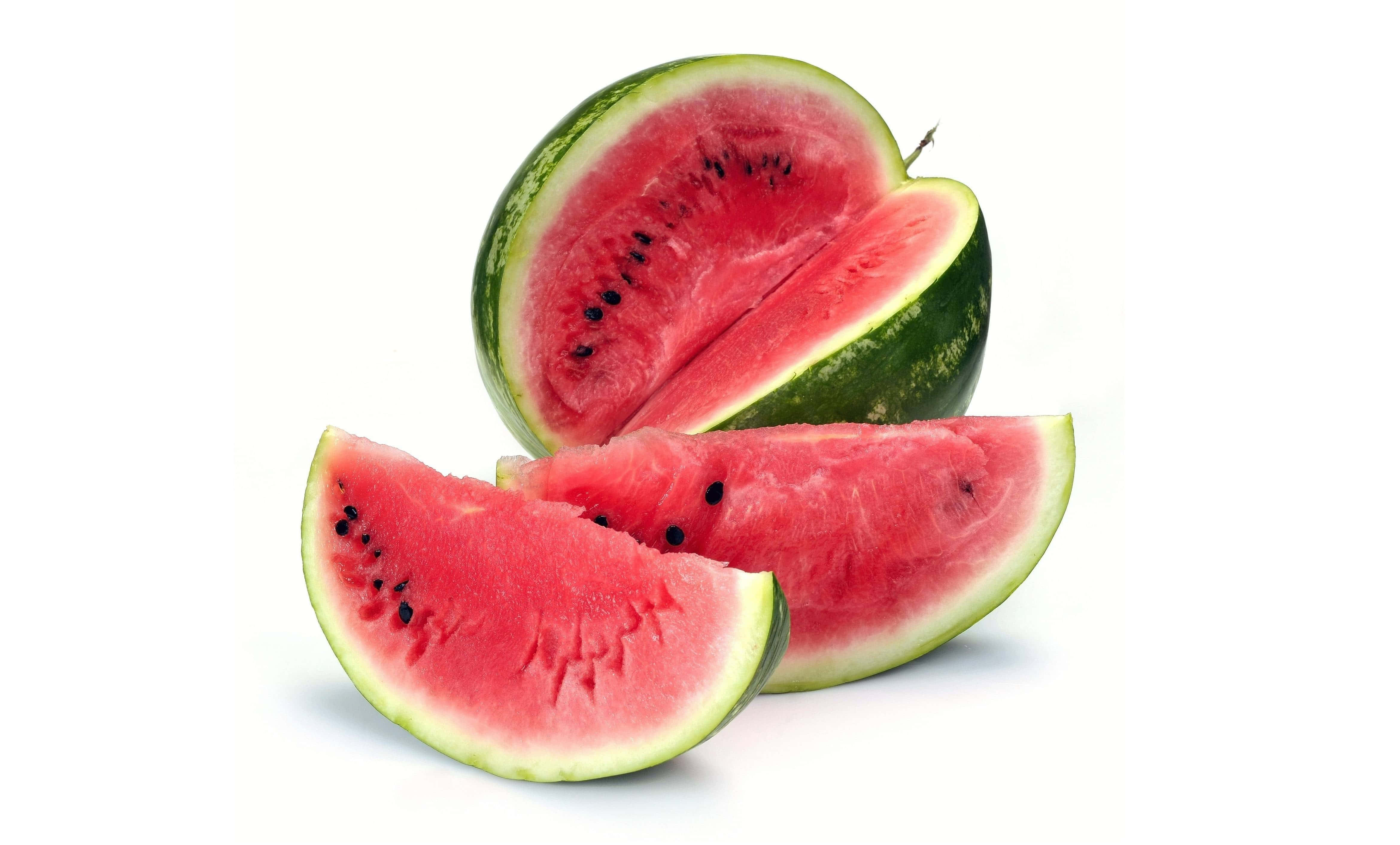 Fruit 桌布 壁紙 — 一個充滿活力的西瓜切開並切成楔形，露出多汁的紅色果肉和黑色種子，背景是乾淨的白色。