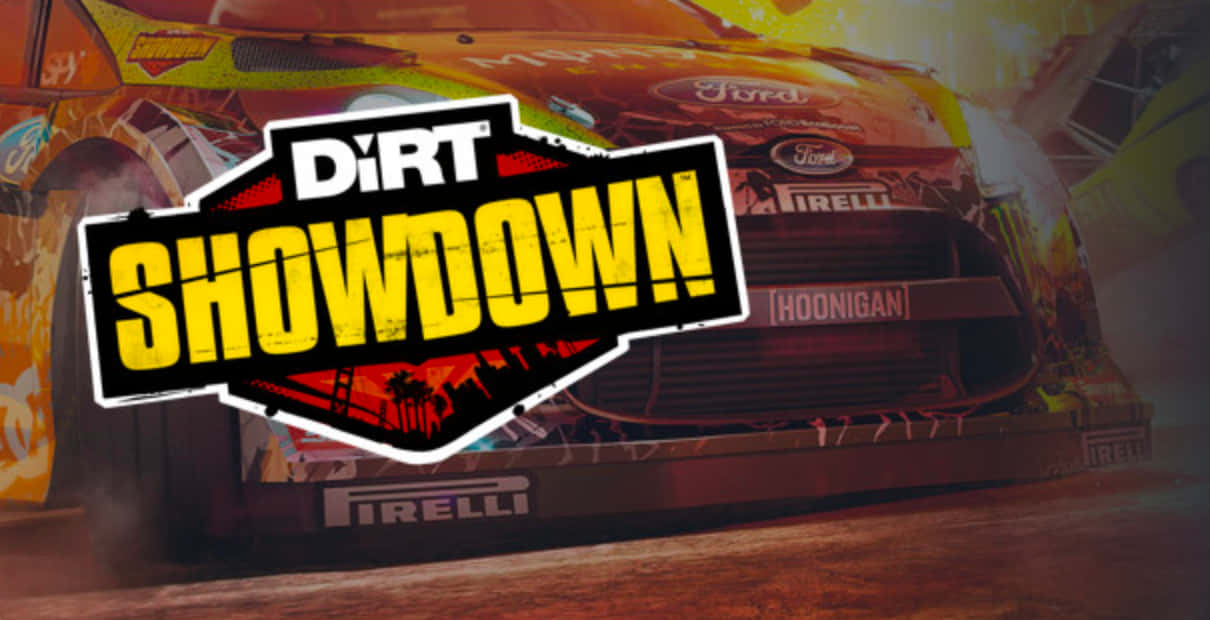 Best Dirt Showdown 桌布 壁紙 — 一個充滿活力的賽車遊戲標誌「DiRT Showdown」疊加在一輛配備倍耐力輪胎、揚起塵土的福特拉力賽車上。