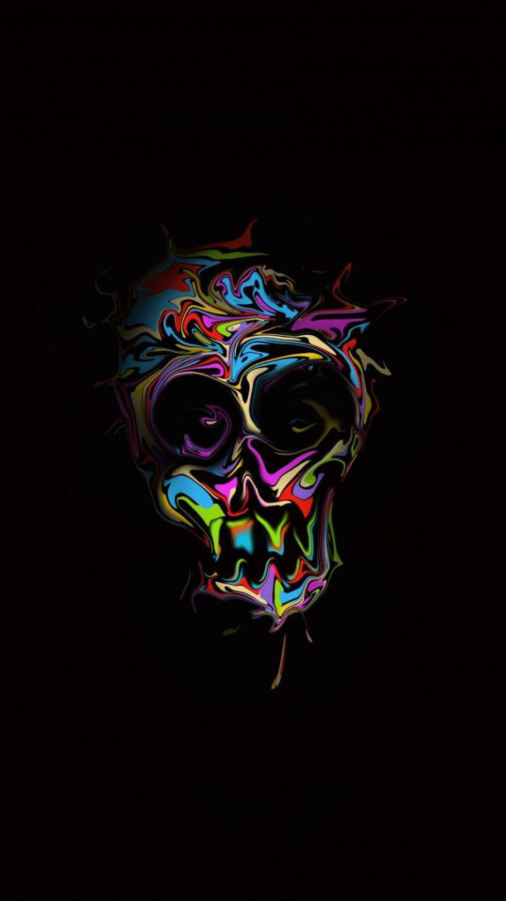 彩色動圖 桌布 壁紙 — 一個充滿活力的迷幻骷髏頭，帶有旋轉的彩虹色彩，襯托在純黑色背景上。