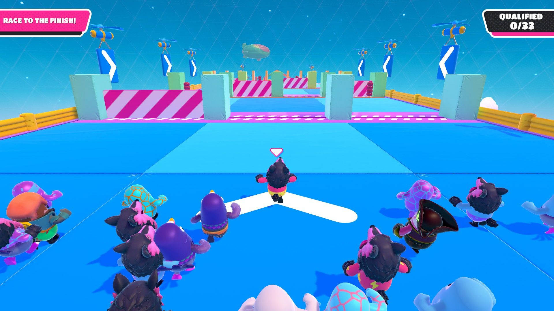 fall guys ultimate knockout 桌布 壁紙 — 一個充滿活力的遊戲場景，色彩繽紛的卡通角色在星空下藍色賽道上競速，並有漂浮障礙物。
