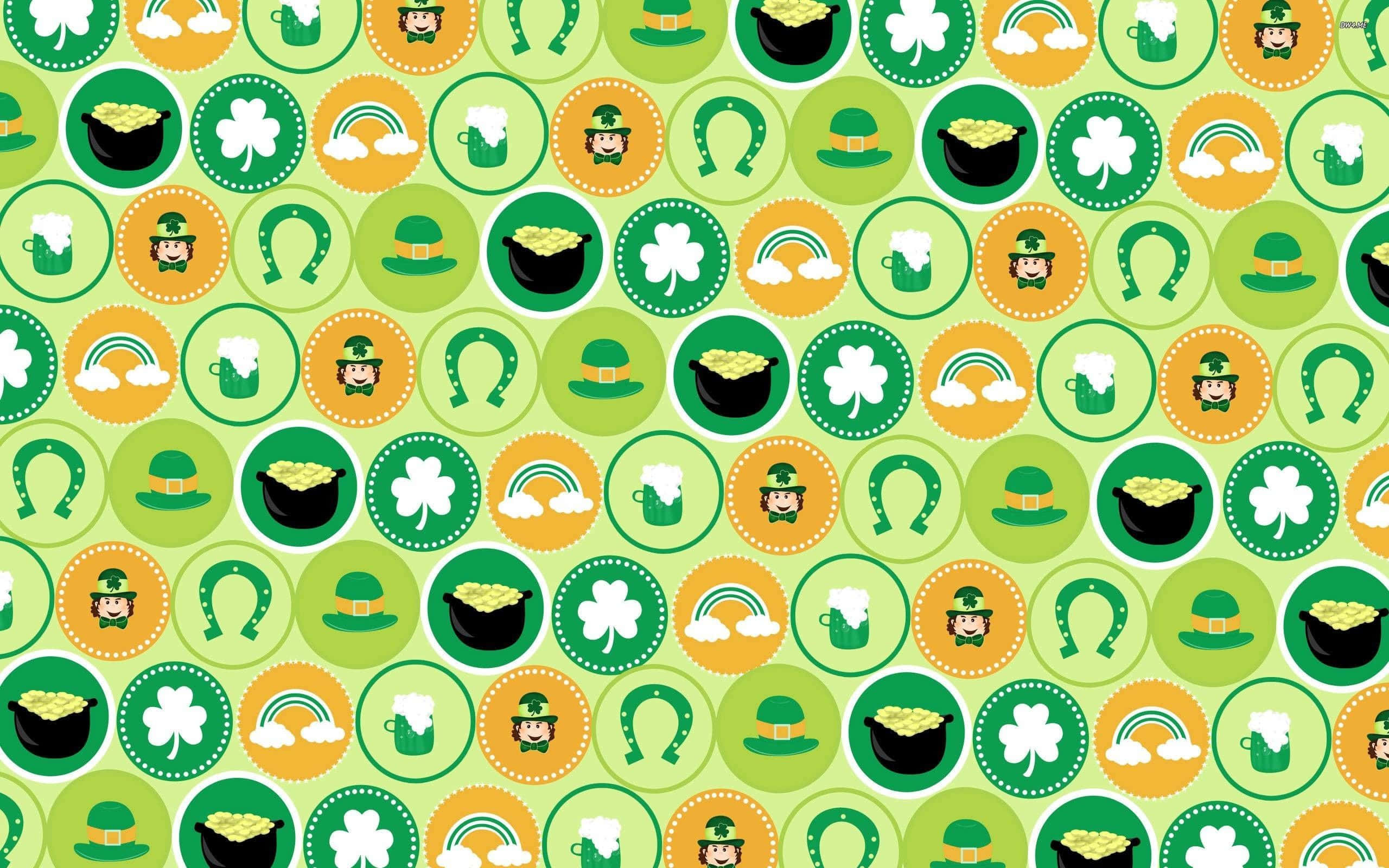 Shamrock 桌布 壁紙 — 一個充滿活力的重複圖案，包含聖派翠克節的圖標，如金鍋、彩虹和小妖精，在綠色和橙色的圓圈中。