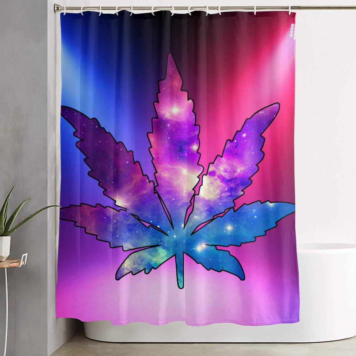 葉子 桌布 壁紙 — 一個充滿活力的銀河主題大麻葉浴簾，帶有紫色、藍色和粉紅色調，掛在現代浴室中。