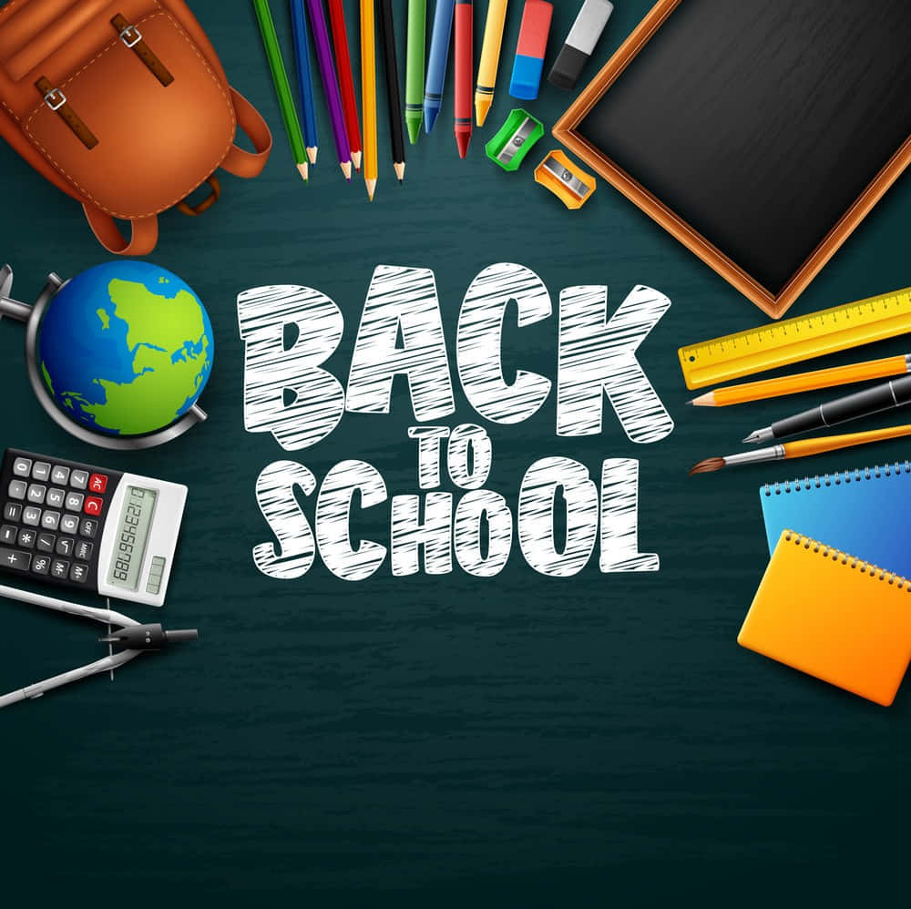Back To School 桌布 壁紙 — 一個充滿活力的開學場景，彩色鉛筆、筆記本和地球儀圍繞著深綠色黑板上的粗體粉筆風格文字排列。