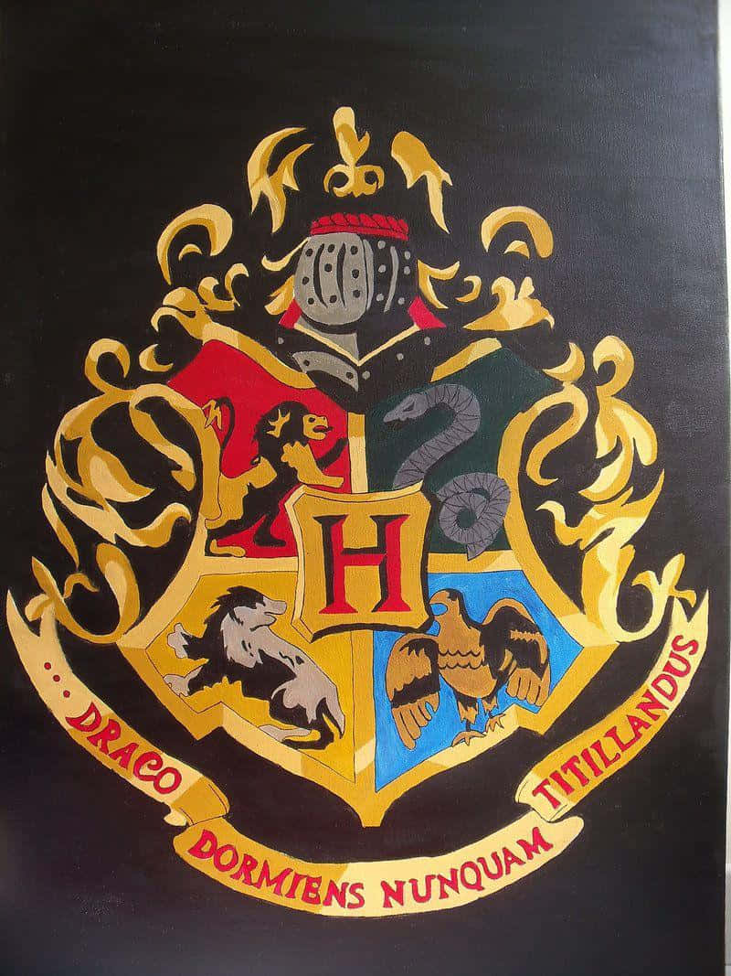 Hogwarts Crest 桌布 壁紙 — 一個充滿活力的霍格華茲校徽，上面有四個學院的標誌和金色捲曲花紋，背景為黑色。