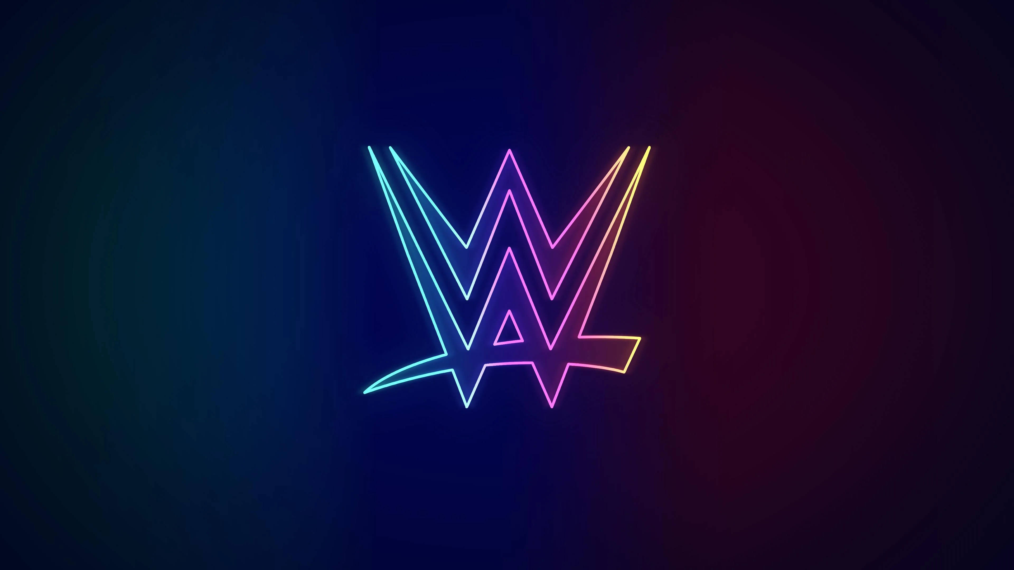 WWE 桌布 壁紙 — 一個充滿活力的霓虹燈WWE標誌在深色漸變背景上發出電光藍、紫和黃色的光芒。