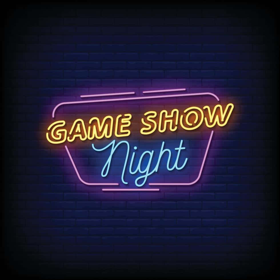 game 桌布 壁紙 — 一個充滿活力的霓虹燈牌，上面寫著「Game Show Night」，在帶有紫色、黃色和藍色色調的深色磚牆上閃耀。