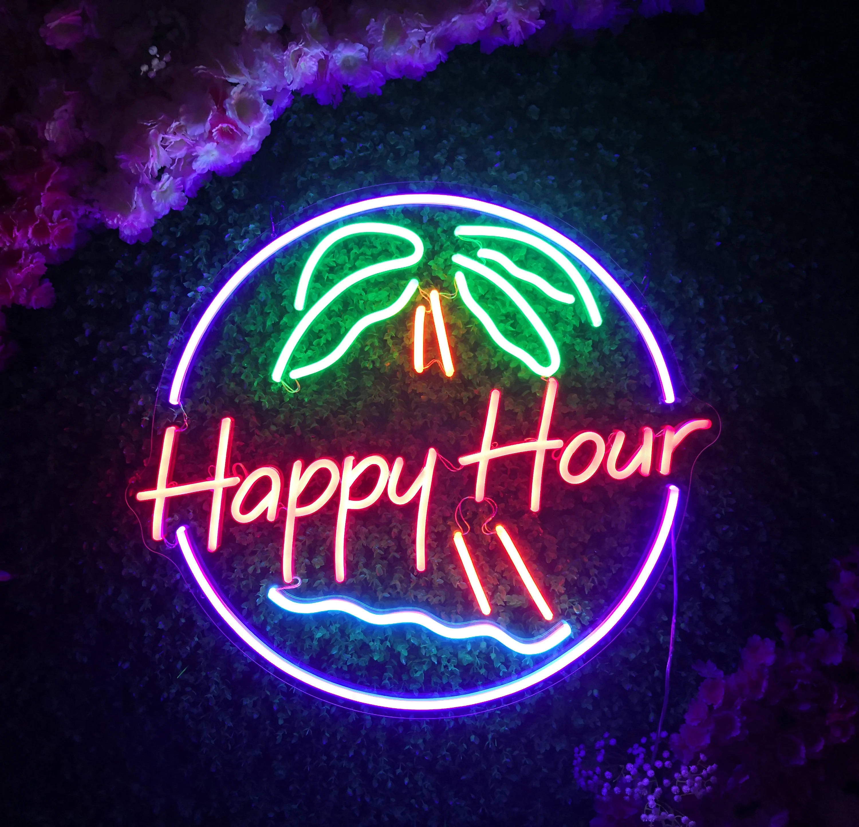 Hour 桌布 壁紙 — 一個充滿活力的霓虹燈牌，散發著粉紅、綠色和藍色的光芒，在一個裝飾著紫色花朵的深色紋理牆壁上拼出「Happy Hour」。
