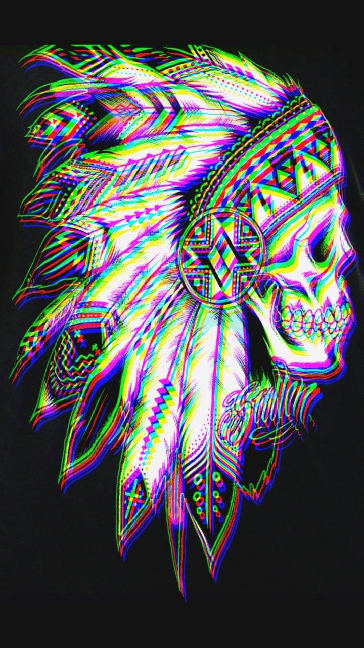 Trippy Dope 桌布 壁紙 — 一個充滿活力的霓虹骷髏，戴著幾何圖案的頭飾，帶有發光的羽毛，背景為黑色。