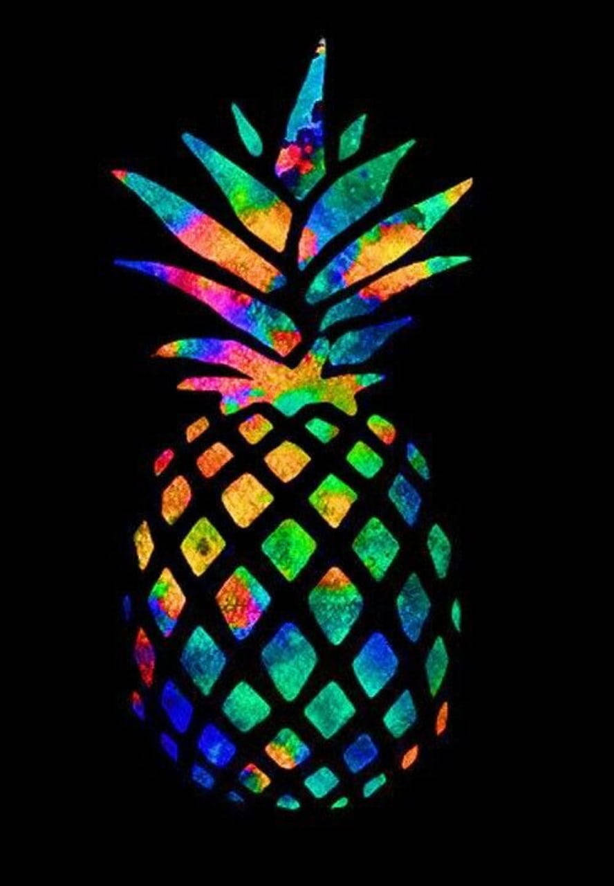 Fruits 桌布 壁紙 — 一個充滿活力的霓虹鳳梨，帶有彩虹紮染圖案，在純黑色背景上發光。