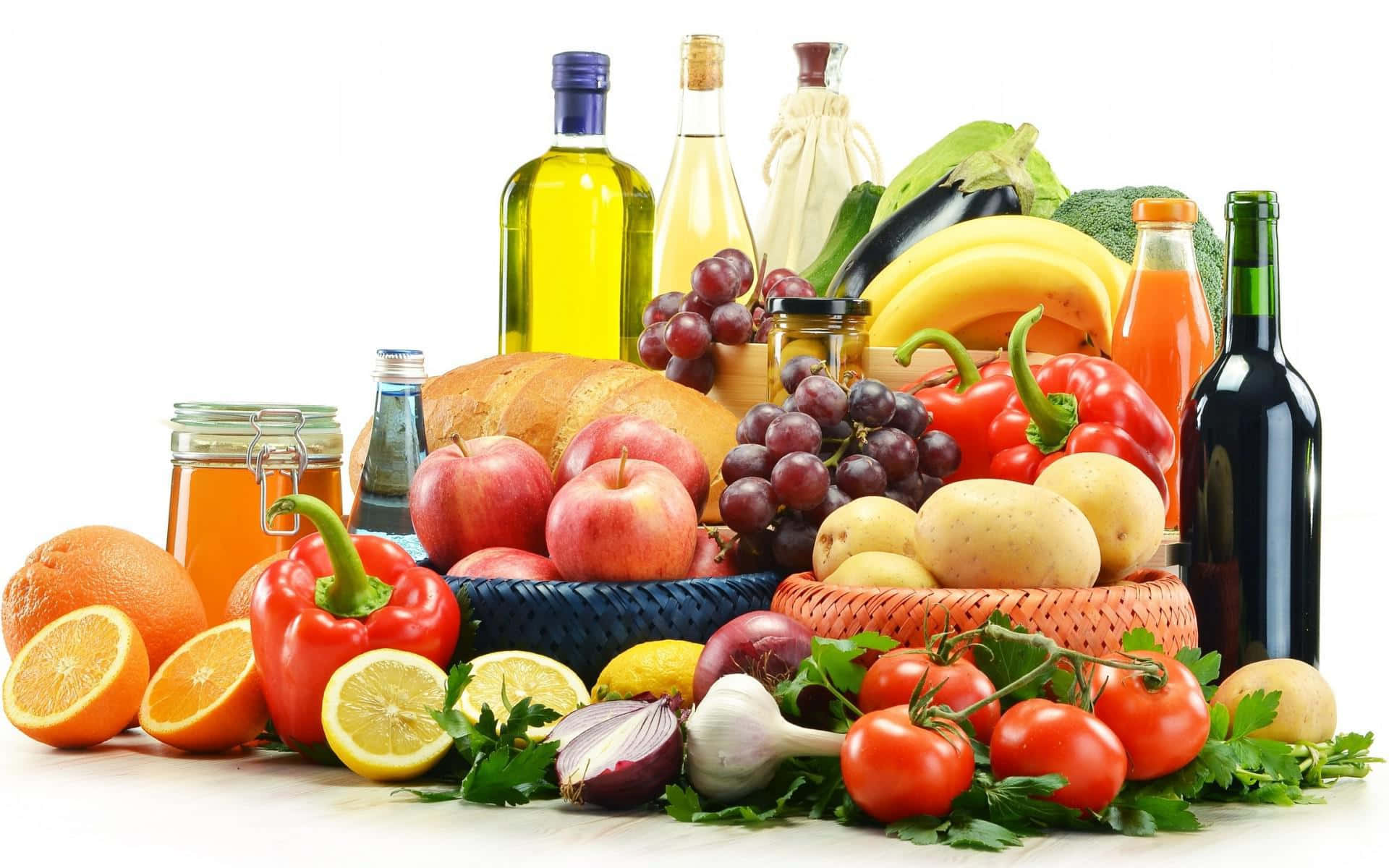 Food And Beverage 桌布 壁紙 — 一個充滿活力的靜物畫，展示新鮮水果、蔬菜、麵包和瓶裝商品，排列在白色表面上。