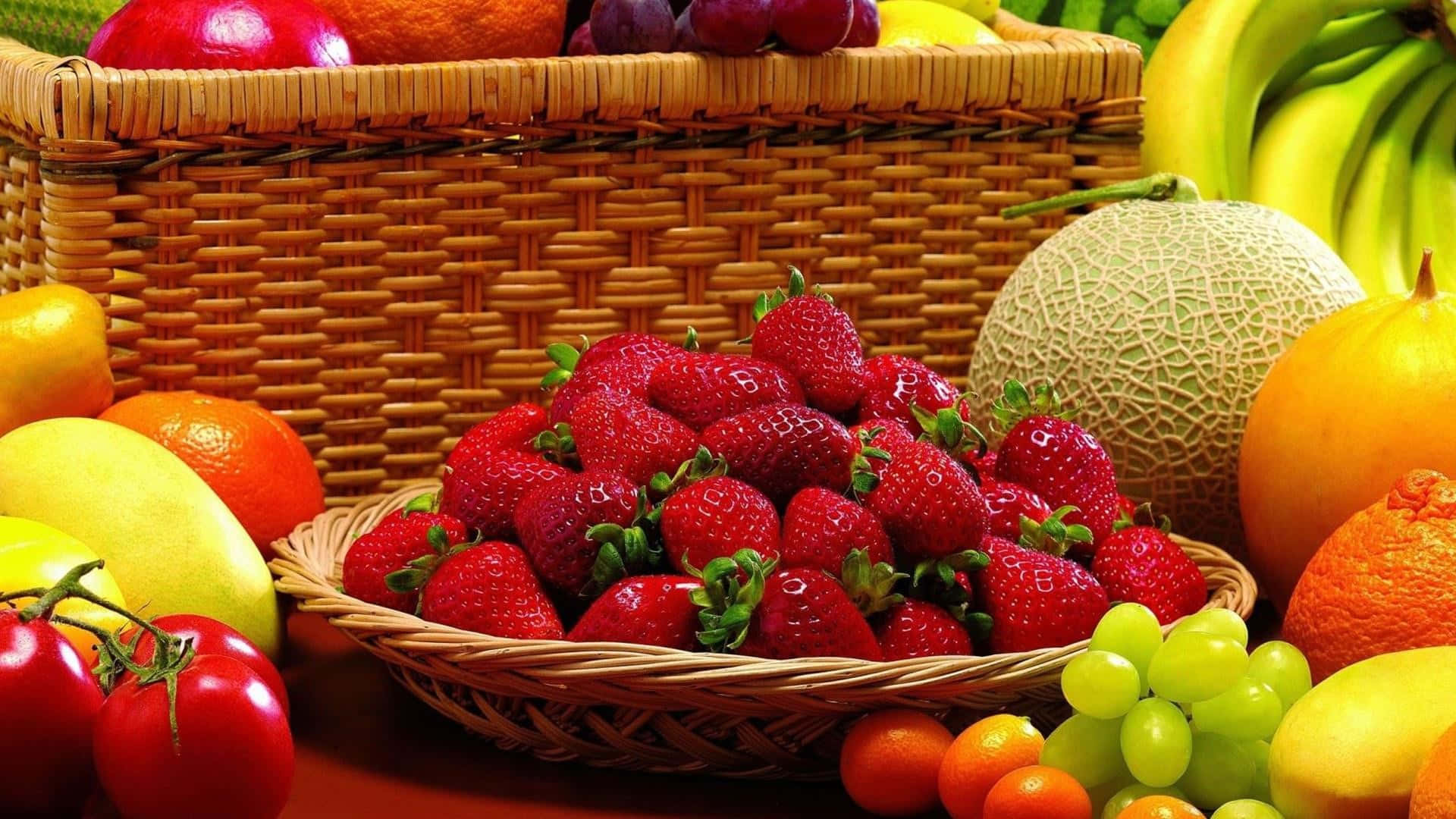 Healthy Food 桌布 壁紙 — 一個充滿活力的靜物畫，描繪新鮮草莓、葡萄、柳橙和哈密瓜擺放在編織籃中，搭配豐富溫暖的燈光。